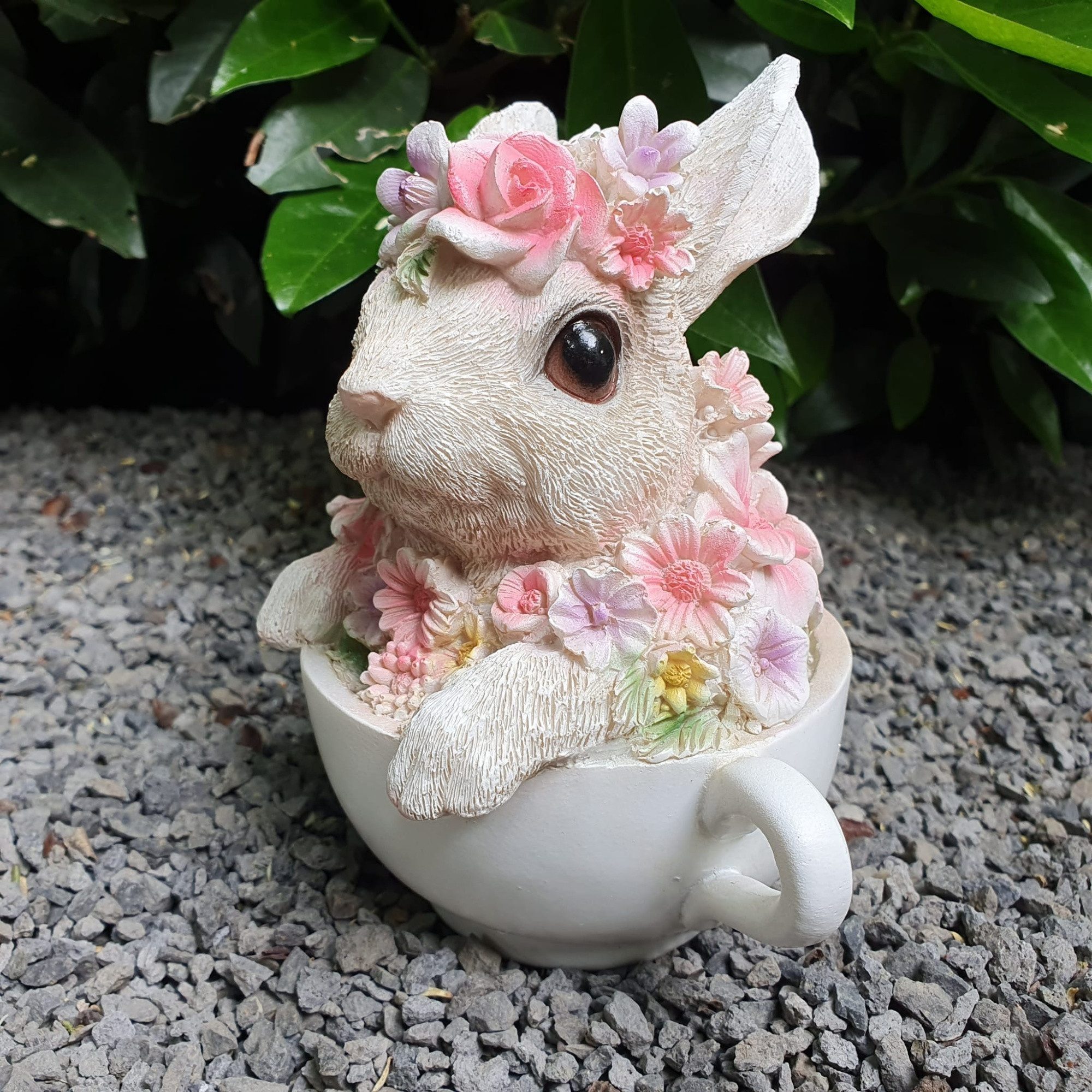 Aspinaworld Gartenfigur Hasen Figur mit Blumenfell in einer Tasse 14 cm