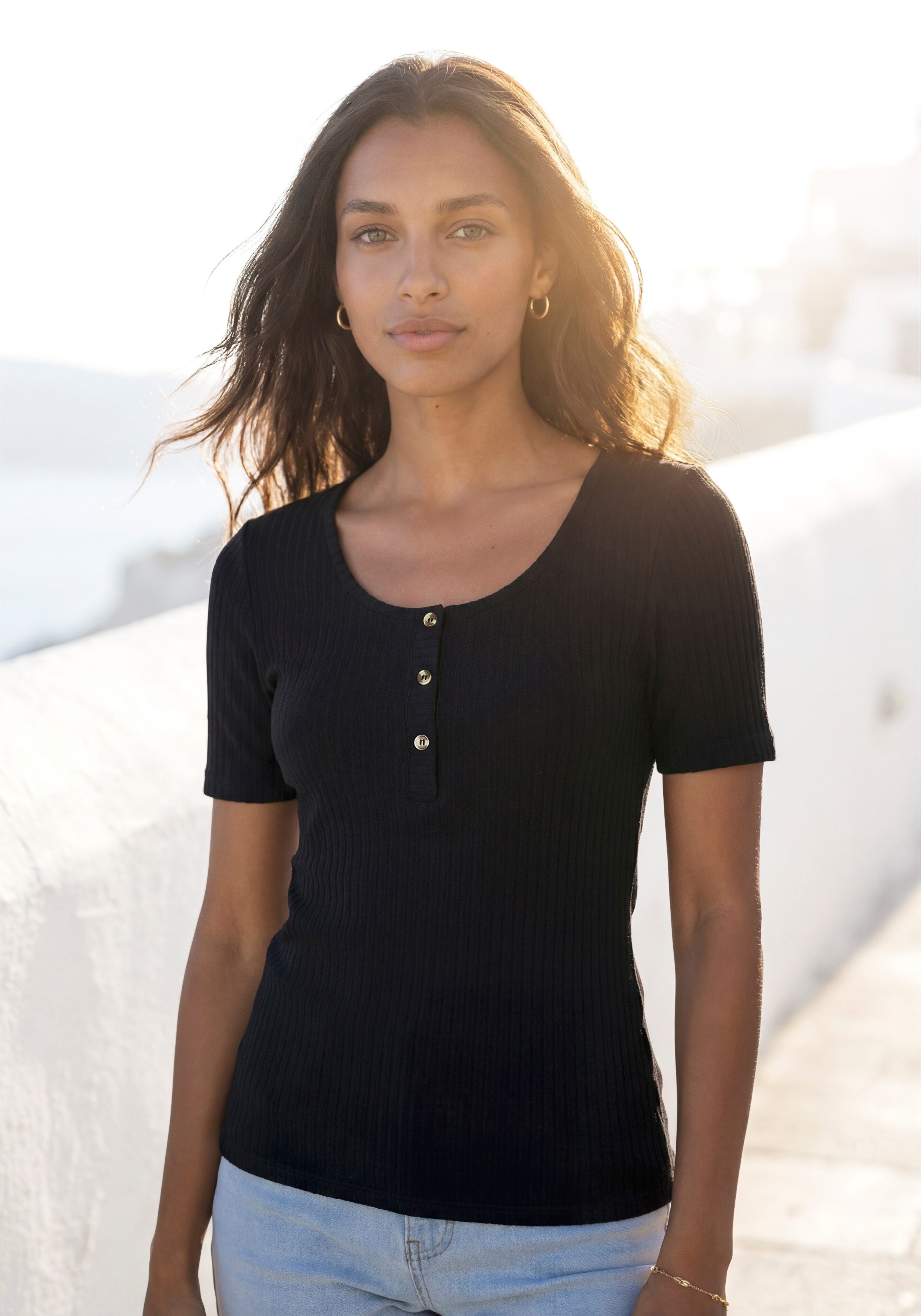 LASCANA T-Shirt mit kurzer Knopfleiste aus weicher Viskose-Ripp-Qualität