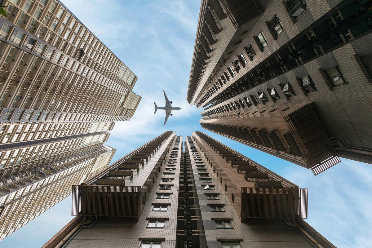 Befürwortung Papermoon Fototapete Flugzeug Häusern über