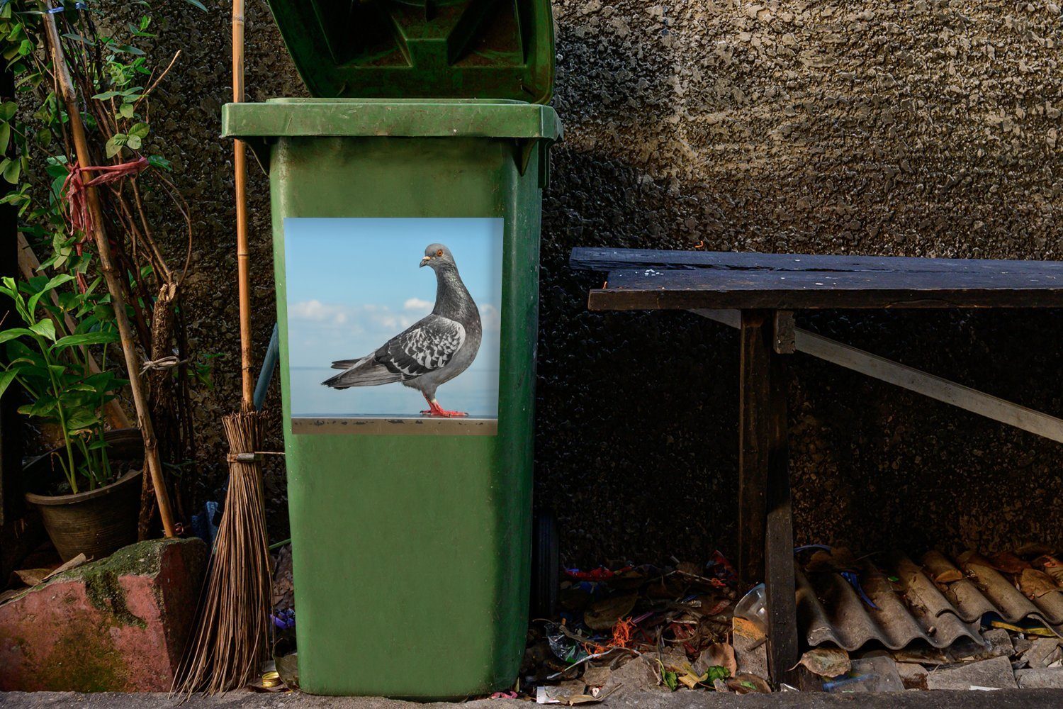 Wandsticker Mauer Mülleimer-aufkleber, auf Abfalbehälter Eine schöne MuchoWow St), am Container, Meer (1 Mülltonne, einer Taube sitzt Sticker,