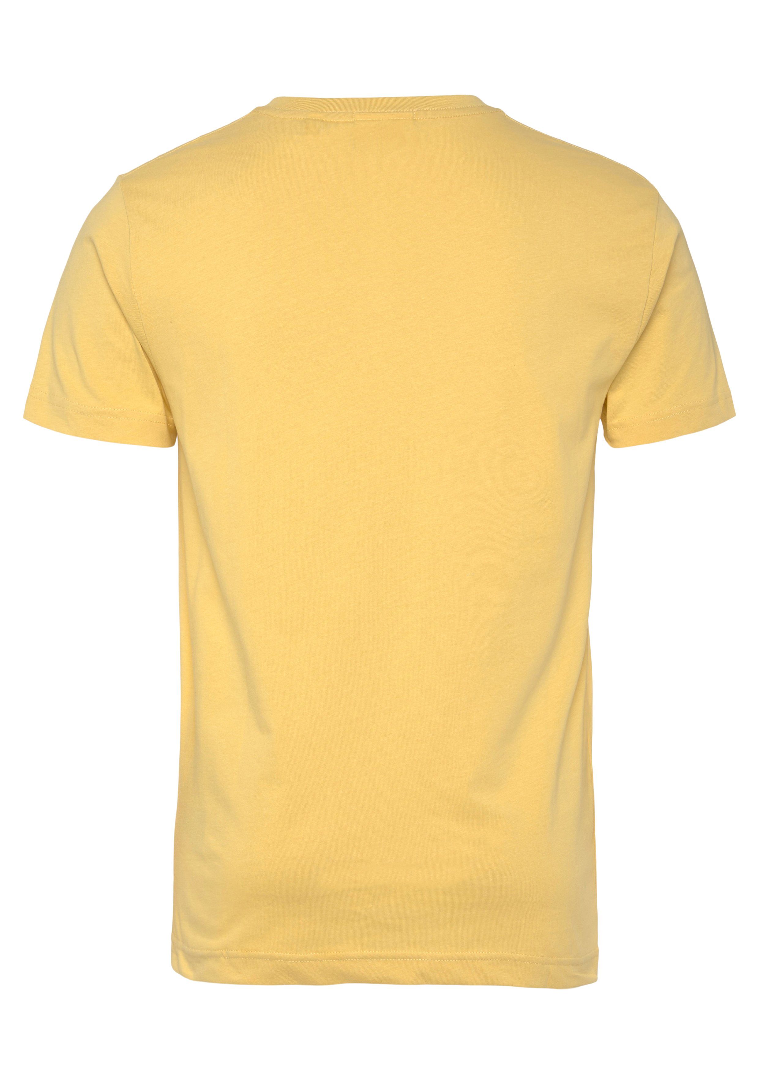 Gant T-Shirt SLIM SHIELD V-NECK PARCHMENT YELLOW der Brust Logostickerei mit T-SHIRT auf kleinen einer