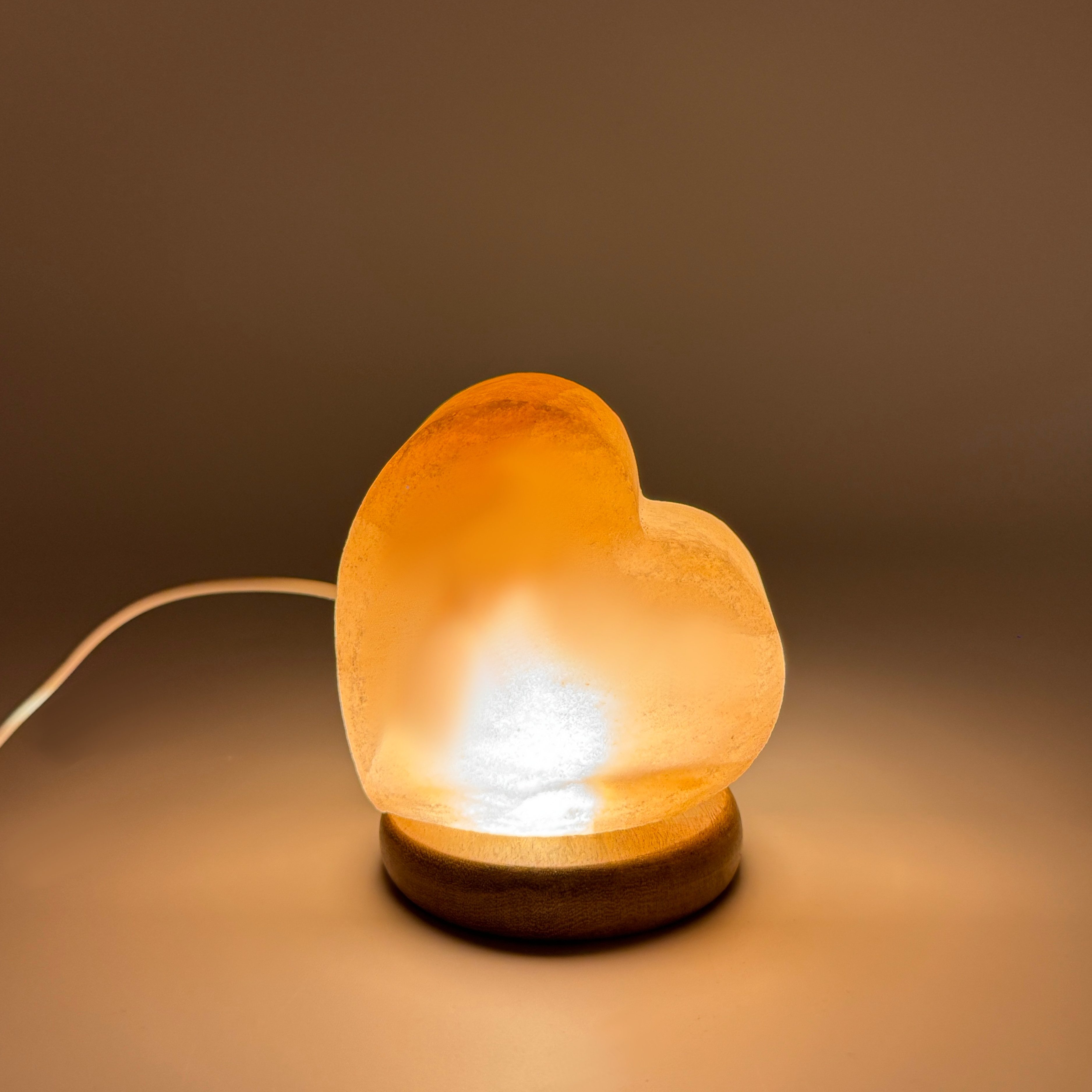 HAF LED Nachttischlampe LED Beleuchtete USB Salzlampe HERZ Rosa Kristallsalz mit Holzsockel, LED, Rosa, Als Tischlampe für Büro & Schlafzimmer