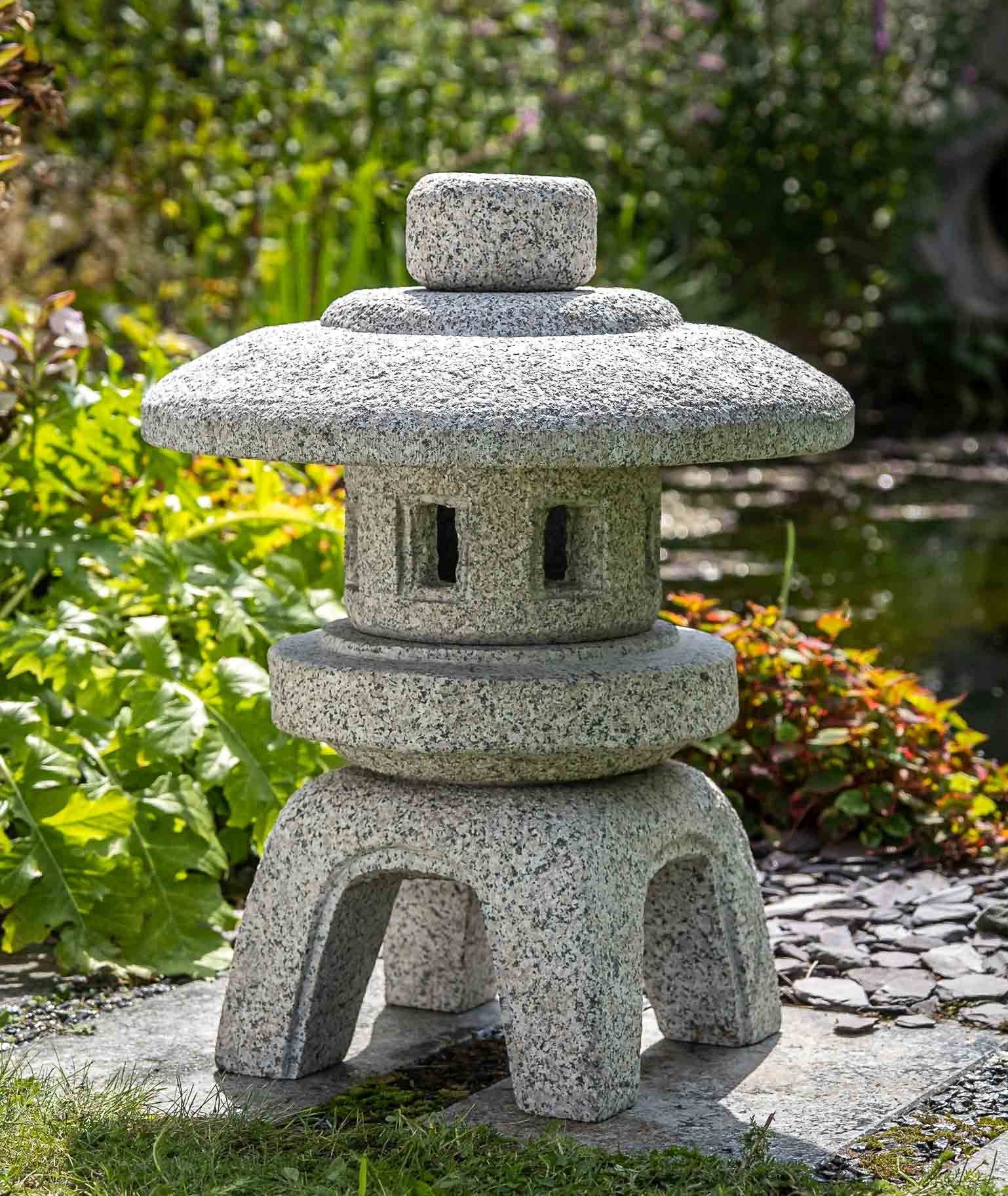 IDYL Gartenfigur Granit Senyu Ji Granitstein gegen Naturprodukt robust ein Laterne, – UV-Strahlung. witterungsbeständig – sehr Regen Frost, und