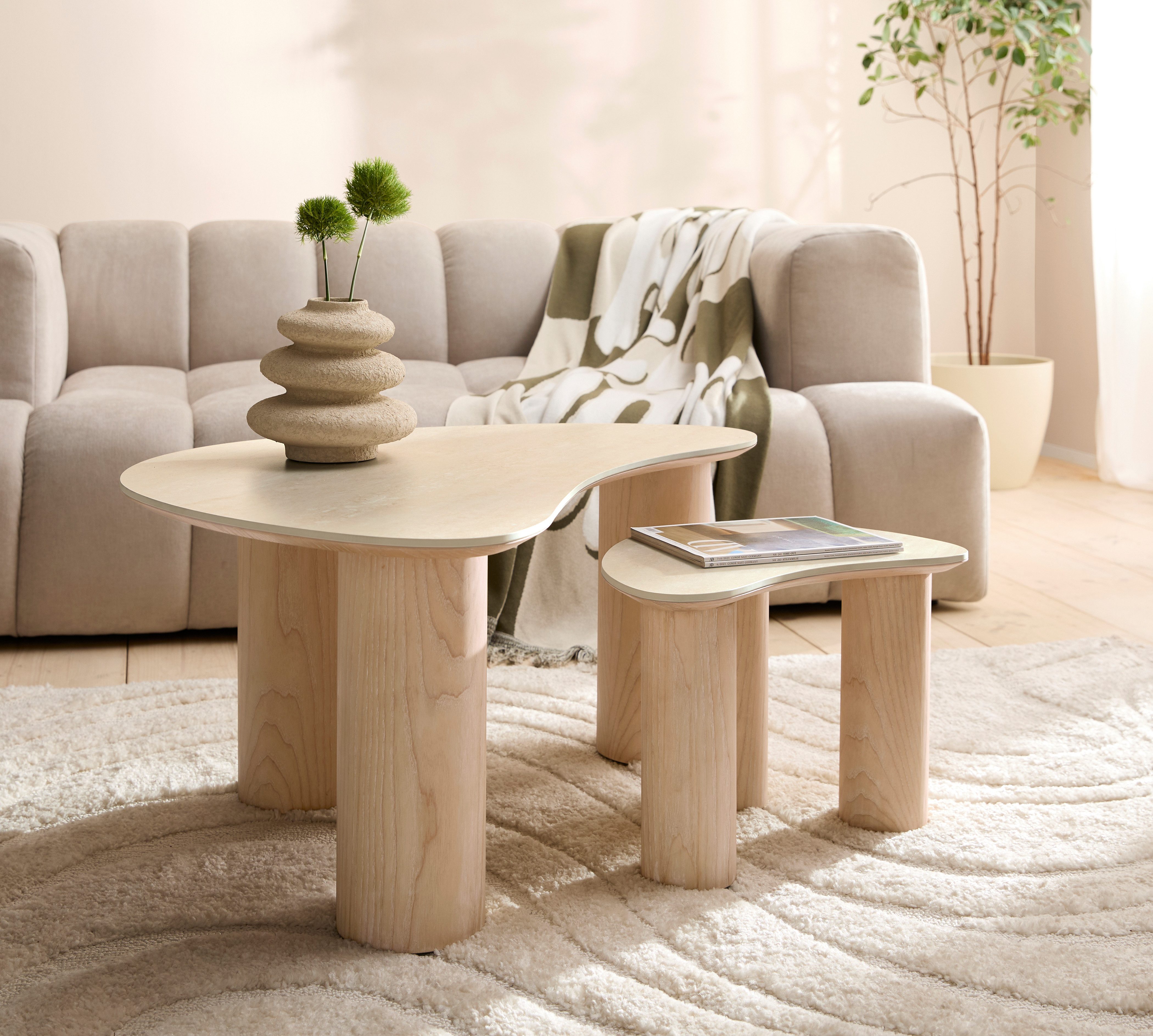 homsy by Ana Johnson Couchtisch Laysy (Set, 2-St), mit einer Keramikplatte und massiven Eschenholzbeinen