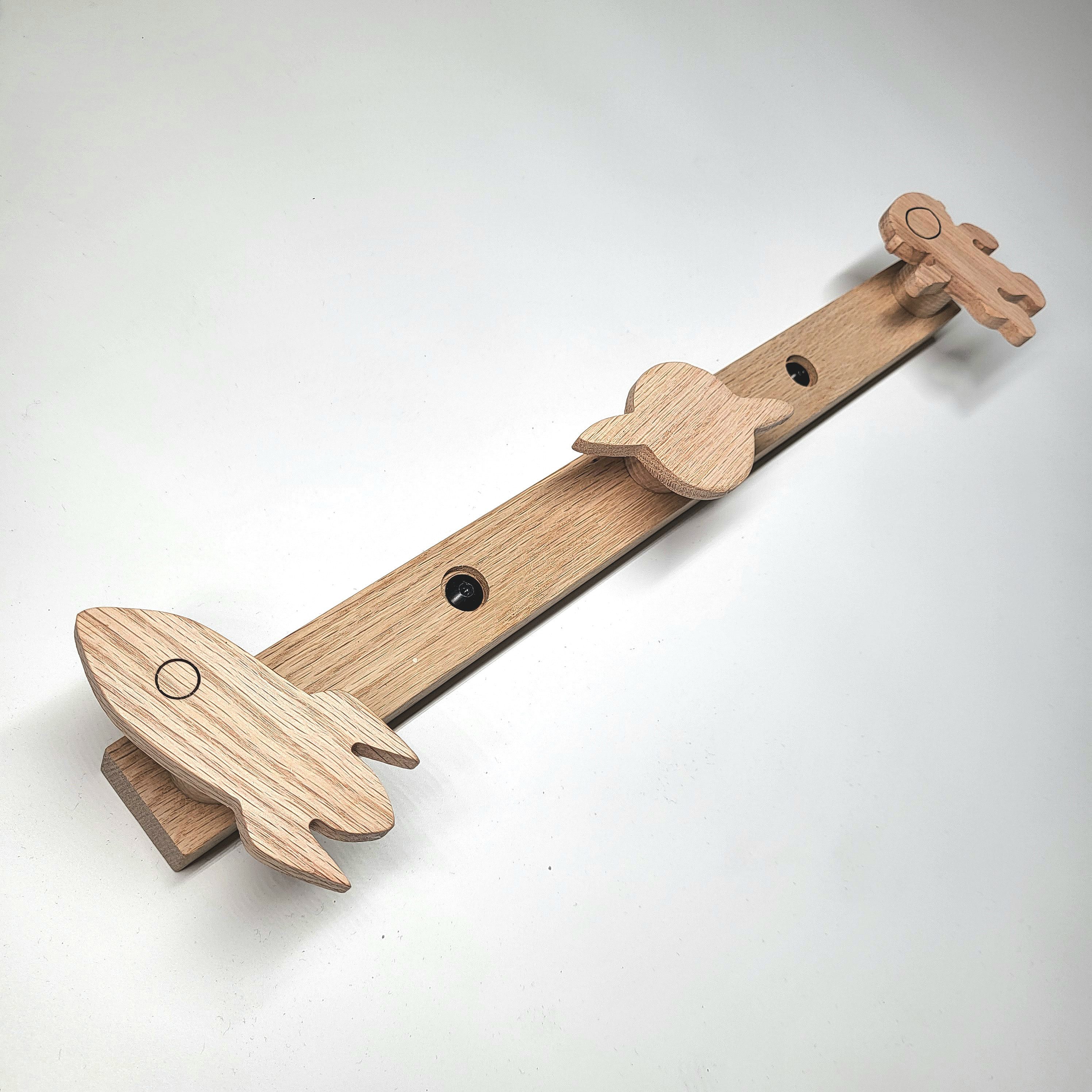 ScandiHooks Garderobenleiste Weltraum Garderobenleiste für Kinder aus massivem Eichenholz, Plastikfreie und papierbasierte Verpackung und klimaneutraler Versand