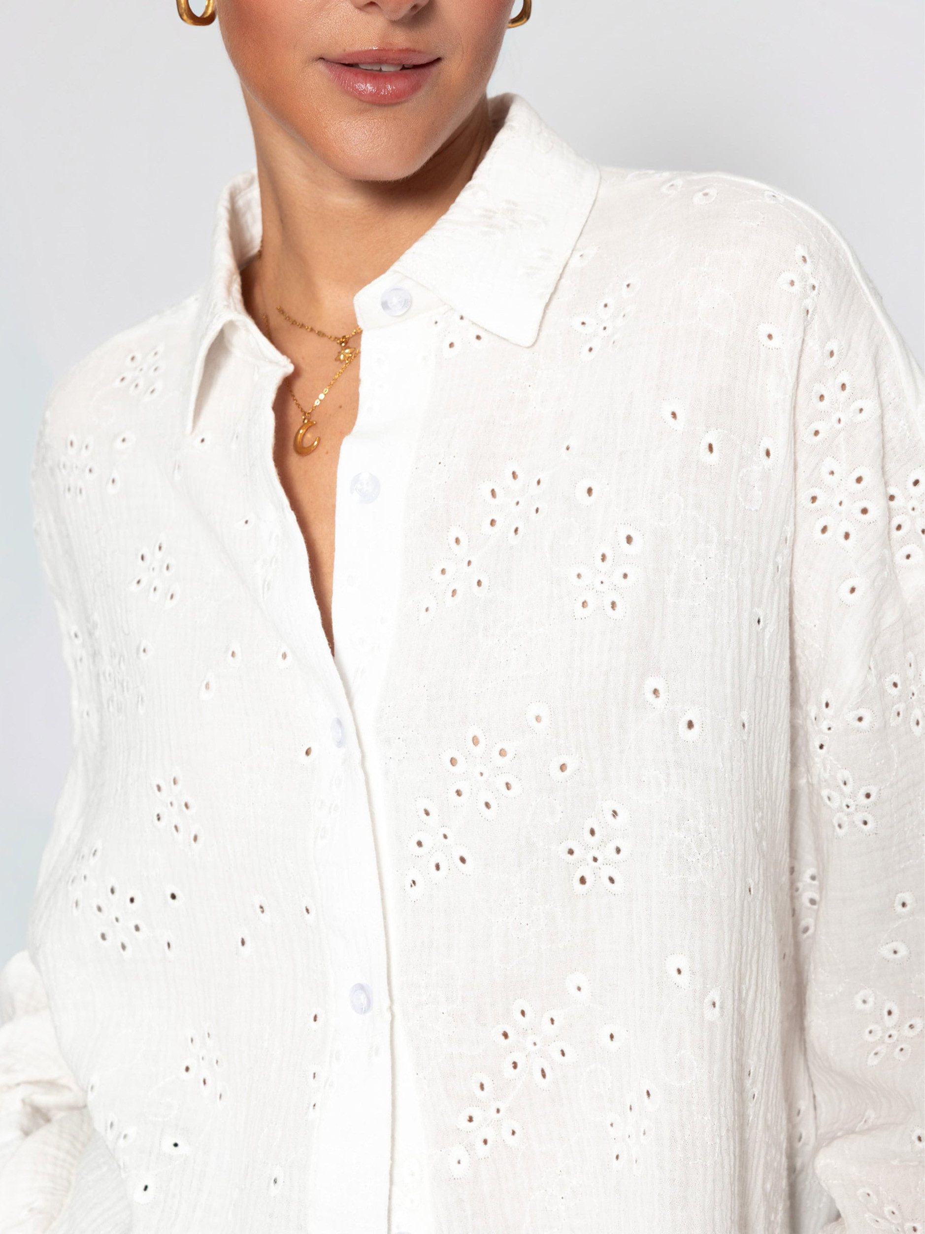 SASSYCLASSY Langarmbluse Musselin Bluse mit Lochstickerei für Damen Luftige Bluse aus Musselin mit Lochstickerei Taupe Offwhite – Bild 5 von 5