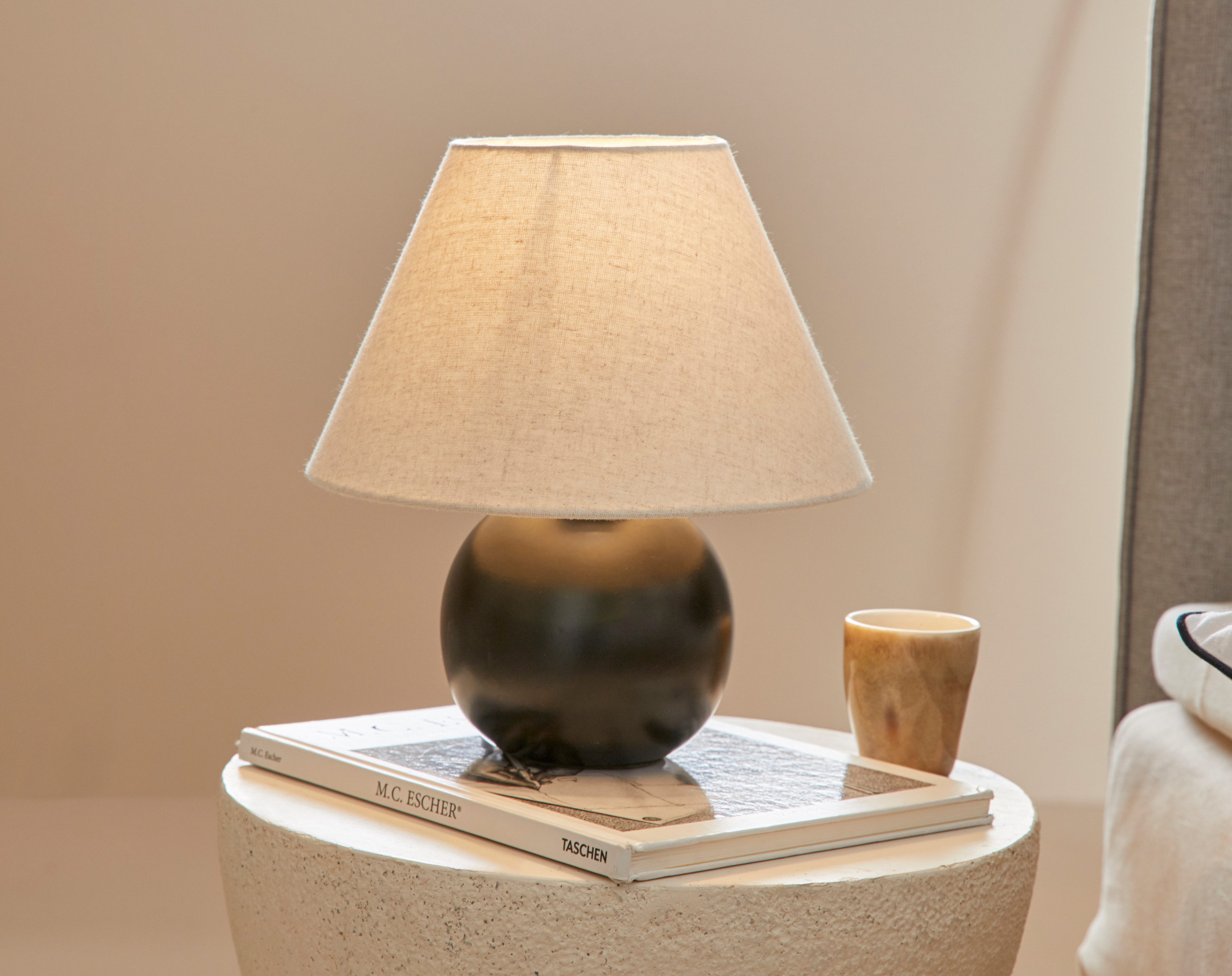 LeGer Home by Lena Gercke Schreibtischlampe Amara, Tischlampe mit Schnurschalter exkl 1x E27 max 40W, Stoffschirm, Ein-/Ausschalter, Leuchtmittel wechselbar, warmweiß - kaltweiß, Keramik Fuß, Schirm beige Kegelform, Höhe 29cm Ø 25cm Nachttischlampe