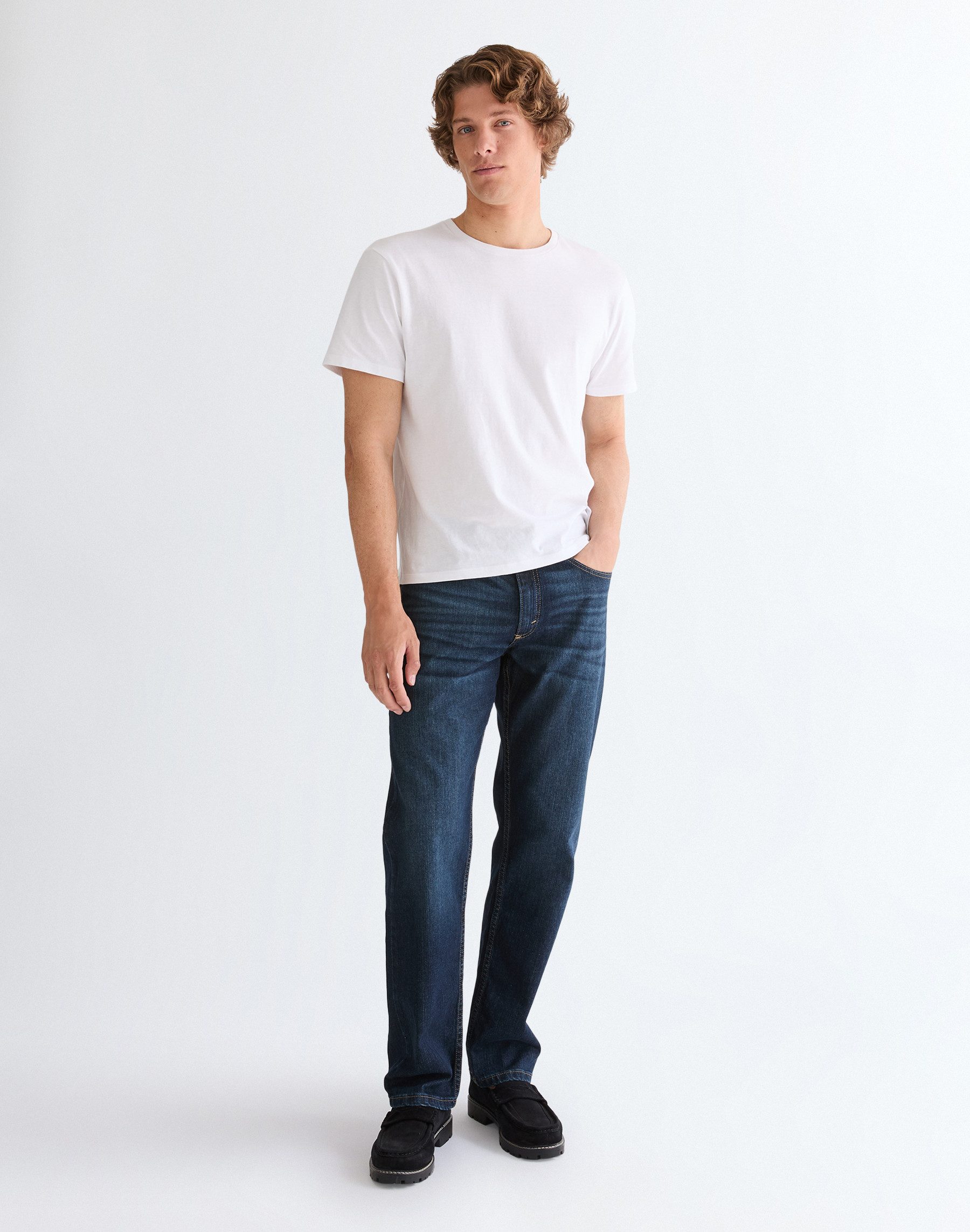 Wrangler Relax-fit-Jeans Foundation mit normaler Leibhöhe – Bild 4 von 5