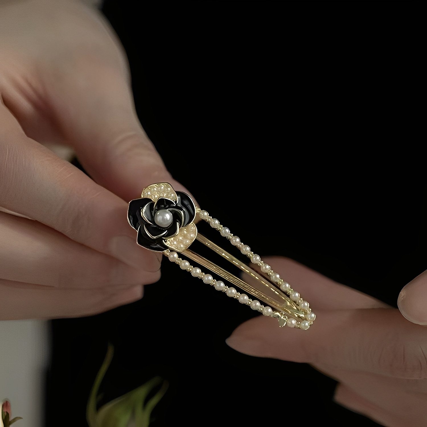 The Beauty House Haarspange Damen Haarklammer Blume Schwarz Gold mit Perlen, Haaraccessoires Retro Stil, Elegante Haarclips für Hochzeit Party Alltag