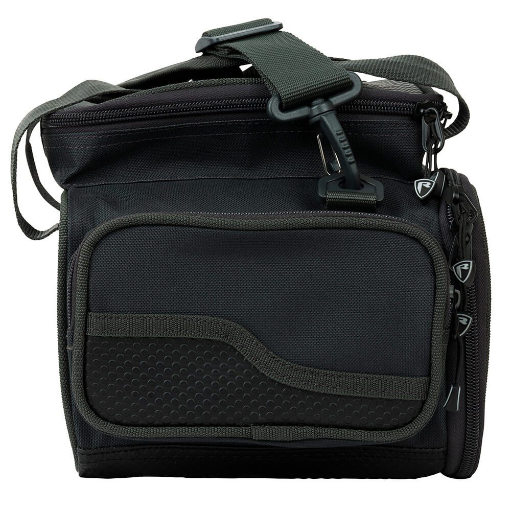Fox Rage Angelrucksack Fox Rage Lure & Tackle Bag Umhängetasche mit 4 Boxen schwarz (Wasserdichtes Basismaterial), Voll beladen mit Tackleboxen, Hervorragendes Preis-Leistungs-Verhältnis, Strapazierfähiges Material, Robuste Reißverschlüsse, Hochleistungsclips zur Befestigung des Hauptgurts, Ergonomische Tragegriffe, Wasserdichter Boden