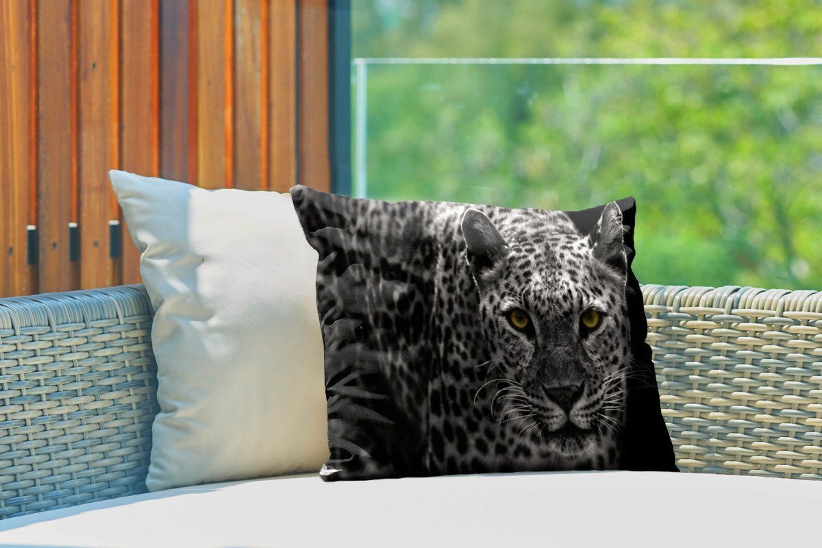 Dekokissen Schwarz-Weiß-Foto MuchoWow farbigen eines Outdoor-Dekorationskissen, Kissenhülle Polyester, Leoparden, Dekokissenbezug,