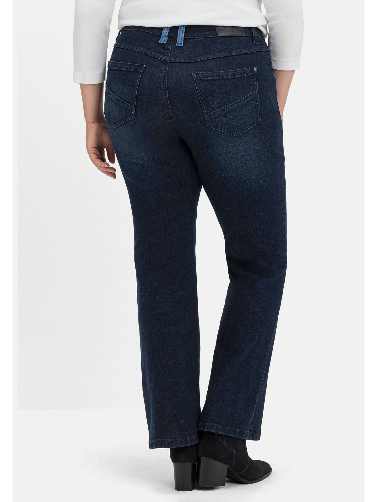 Große und an Tasche mit Größen Sheego Bein Bootcut-Jeans Kontrastdetails