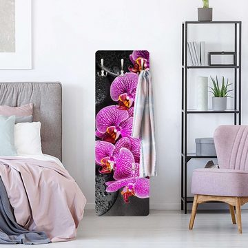 Bilderdepot24 Garderobenpaneel Design Blumen Floral Pinke Orchidee (ausgefallenes Flur Wandpaneel mit Garderobenhaken Kleiderhaken hängend), moderne Wandgarderobe - Flurgarderobe im schmalen Hakenpaneel Design