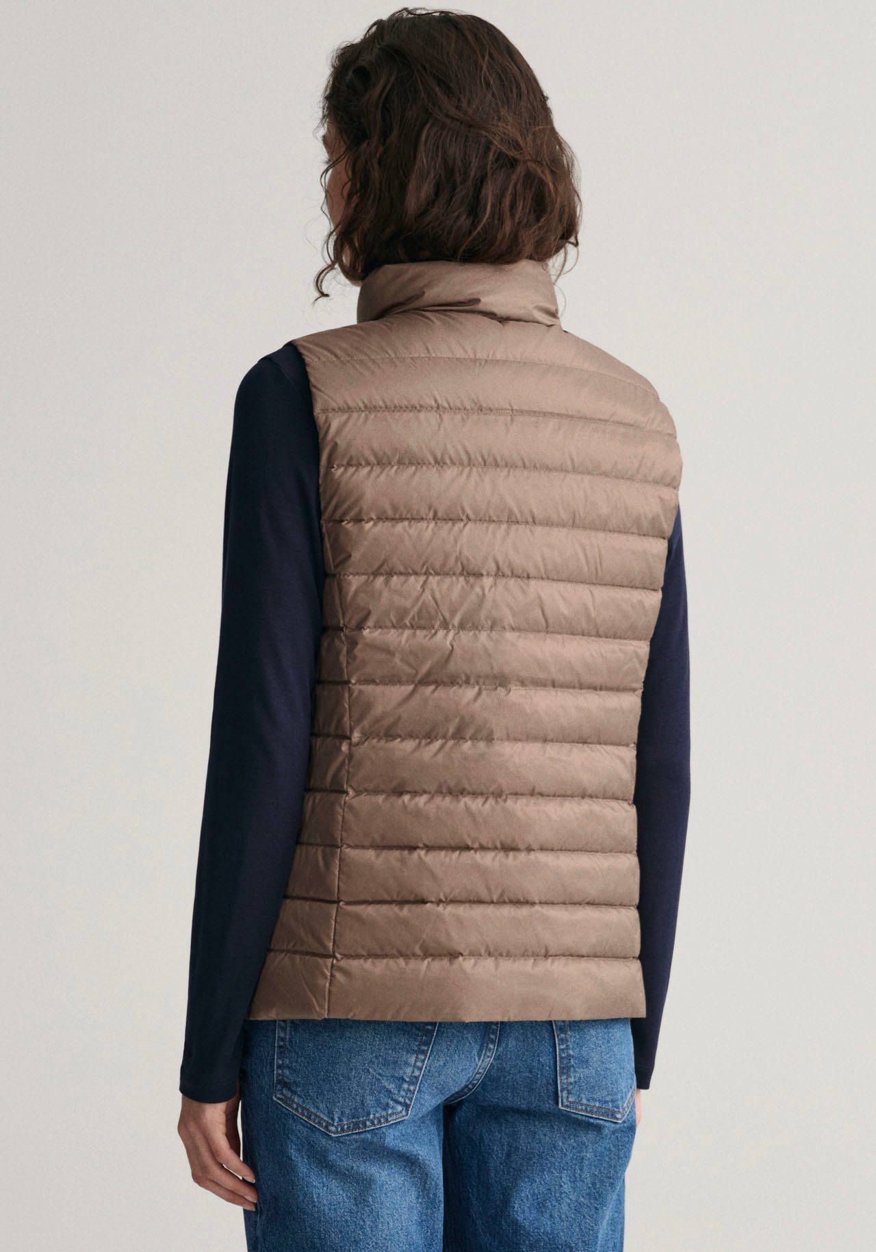 Gant Steppweste LIGHT DOWN VEST Brust mit brown der auf Logodruck desert