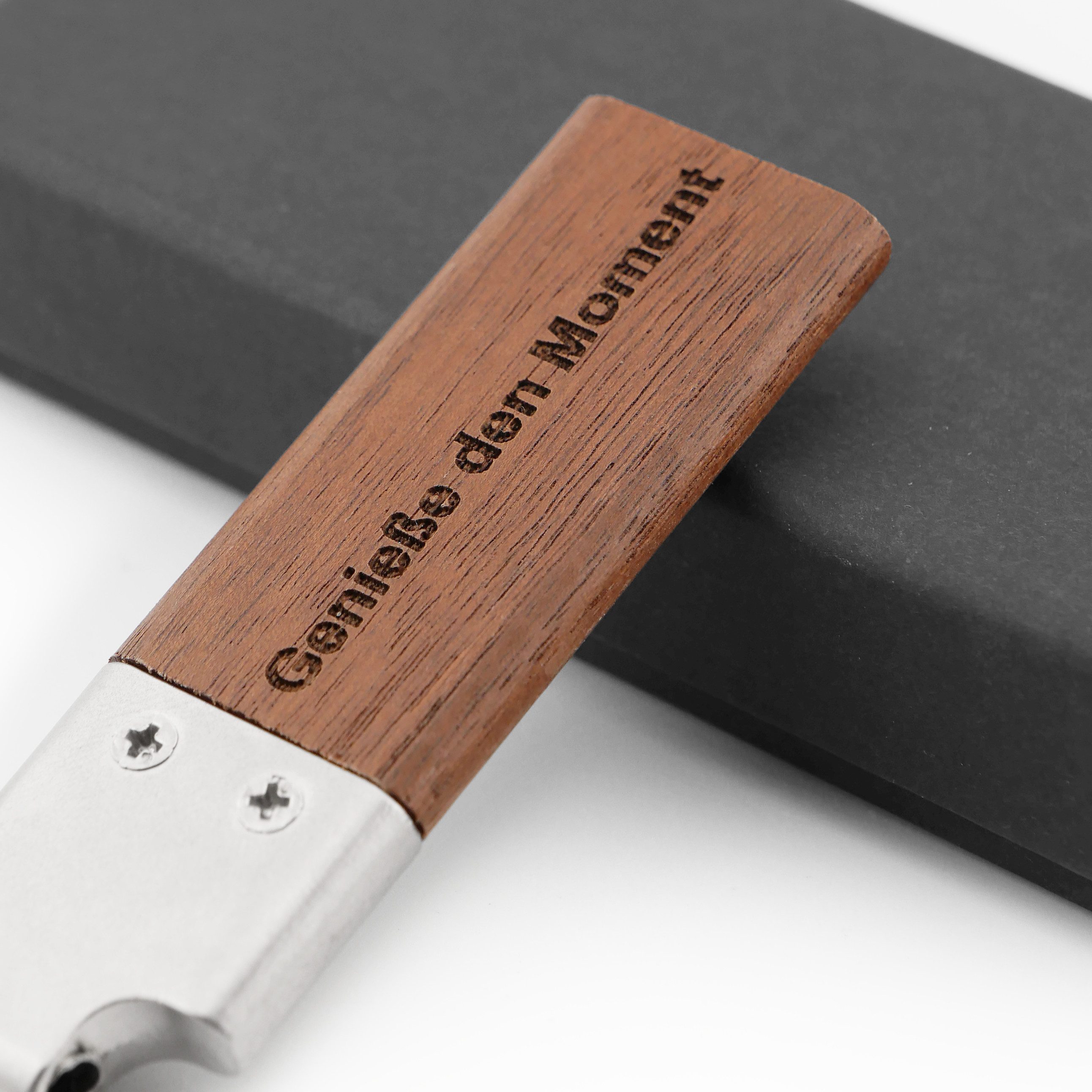 Stelby Schlüsselanhänger mit Gravur Schlüsselanhänger aus Holz mit Geschenkbox – Handmade Stil, langlebig,minimalistisch, unisex