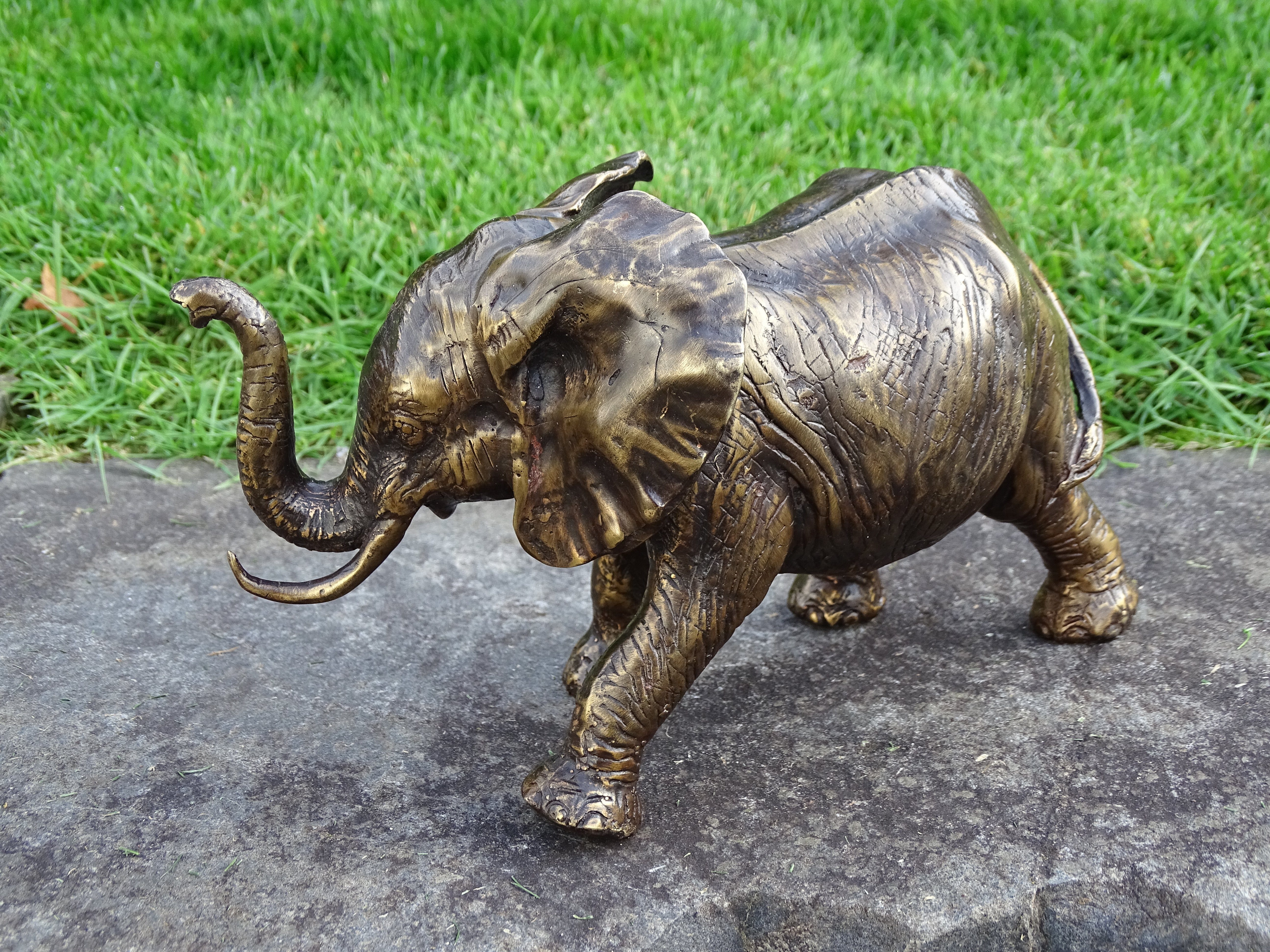 IDYL Dekofigur IDYL Bronze-Skulptur Elefant groß Rüssel hoch