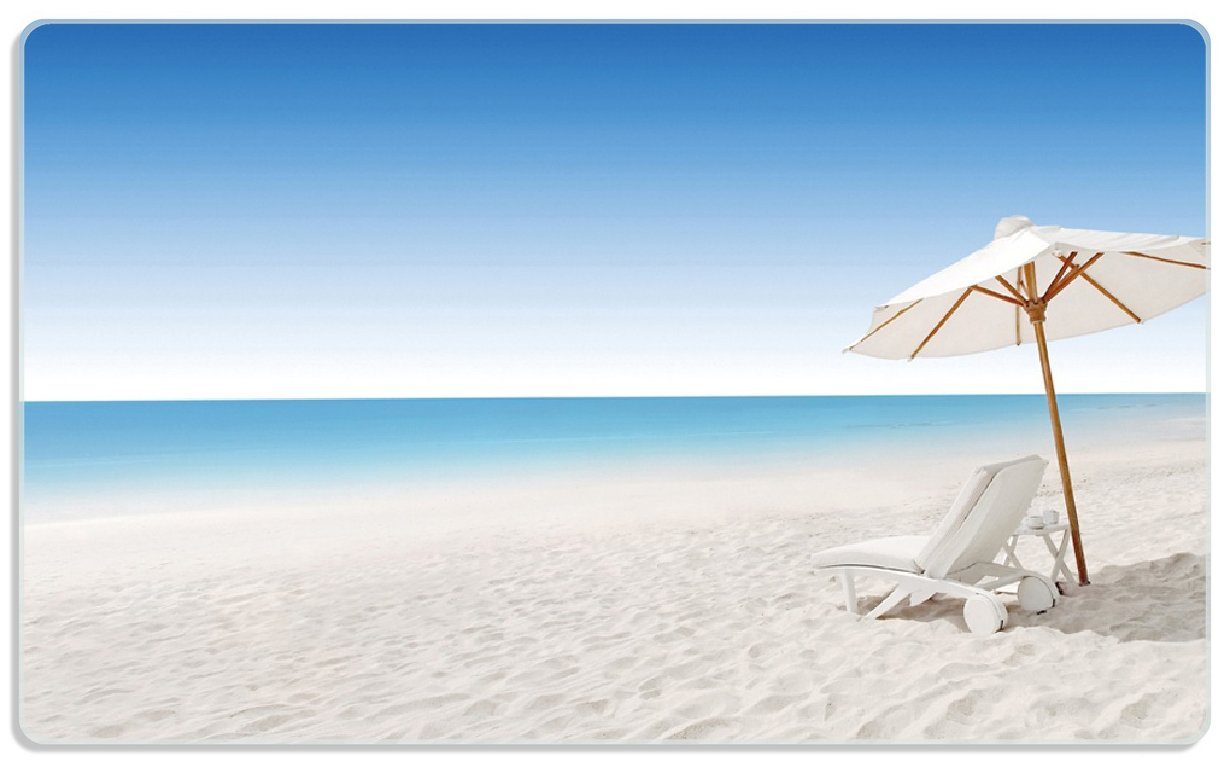 Wallario Frühstücksbrett Sonnenliege am weißen Strand unter blauem Himmel, ESG-Sicherheitsglas, (inkl. rutschfester Gummifüße 4mm, 1-St), 14x23cm