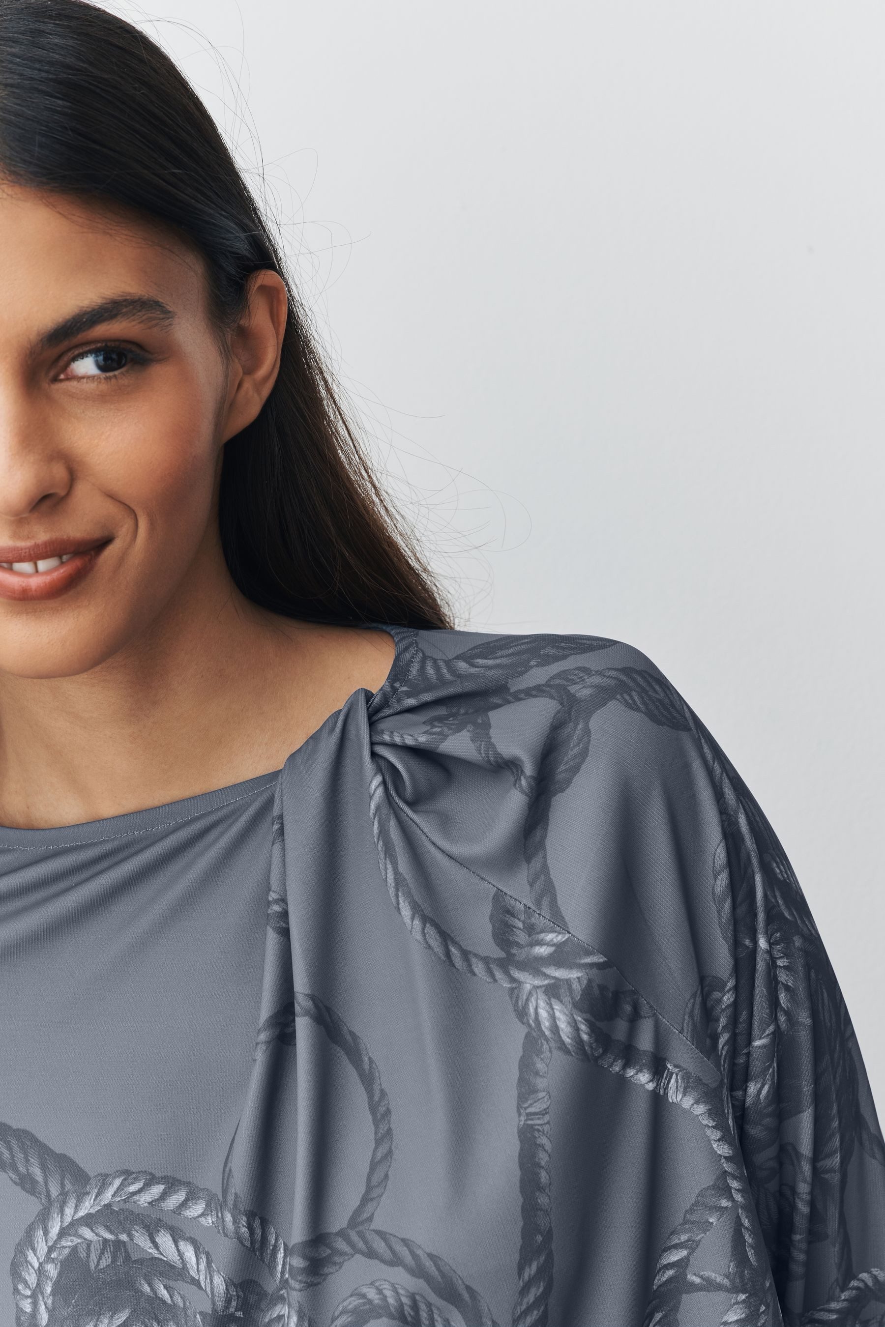 Next Langarmbluse Langärmelige Bluse mit Drehdetail am Ausschnitt (1-tlg) – Bild 3 von 5