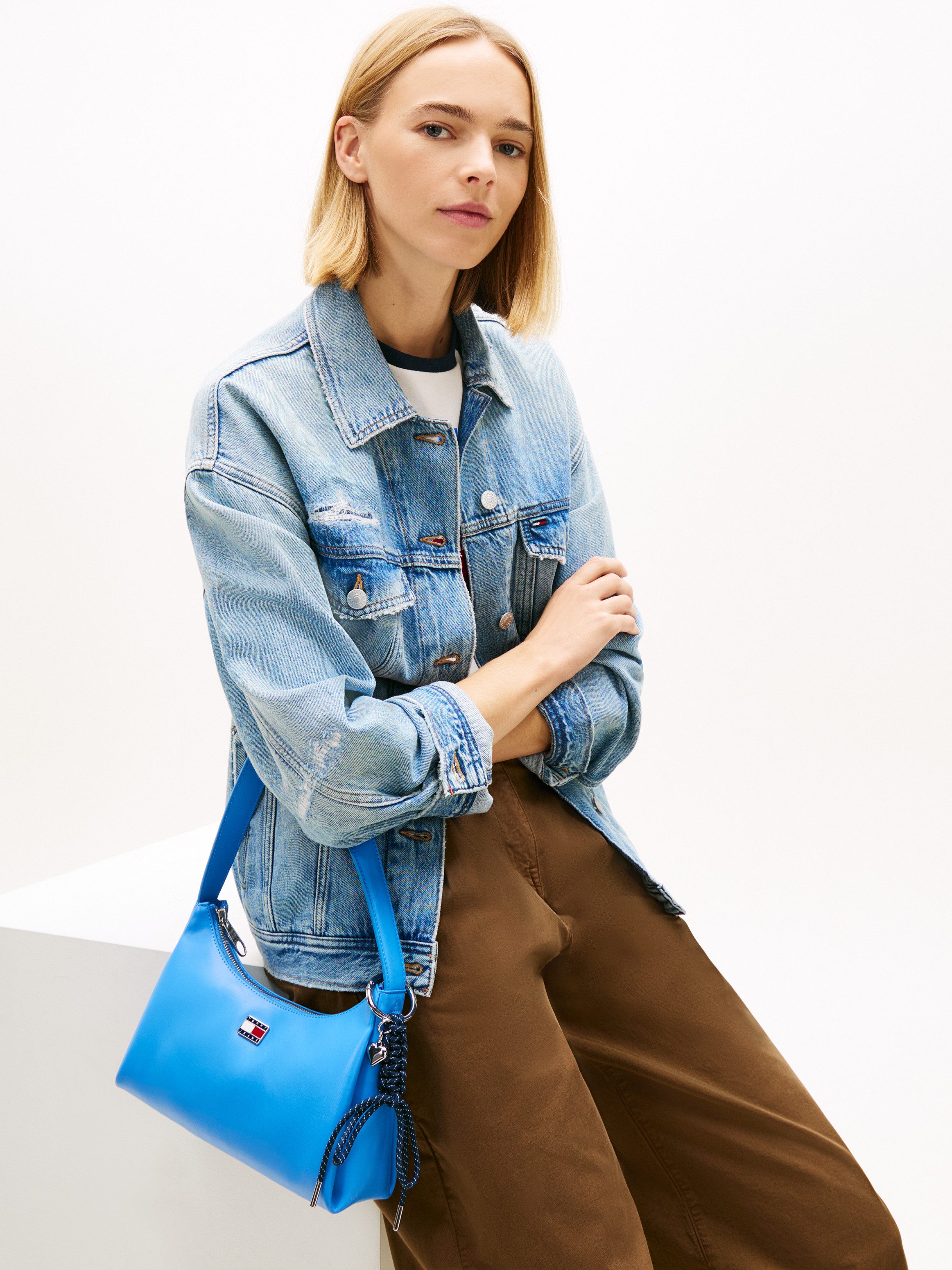 Tommy Jeans Schultertasche TJW CITY CHARM SHOULDER BAG, Damen Schultertasche, Henkeltasche mit farbigem Schmuckelement