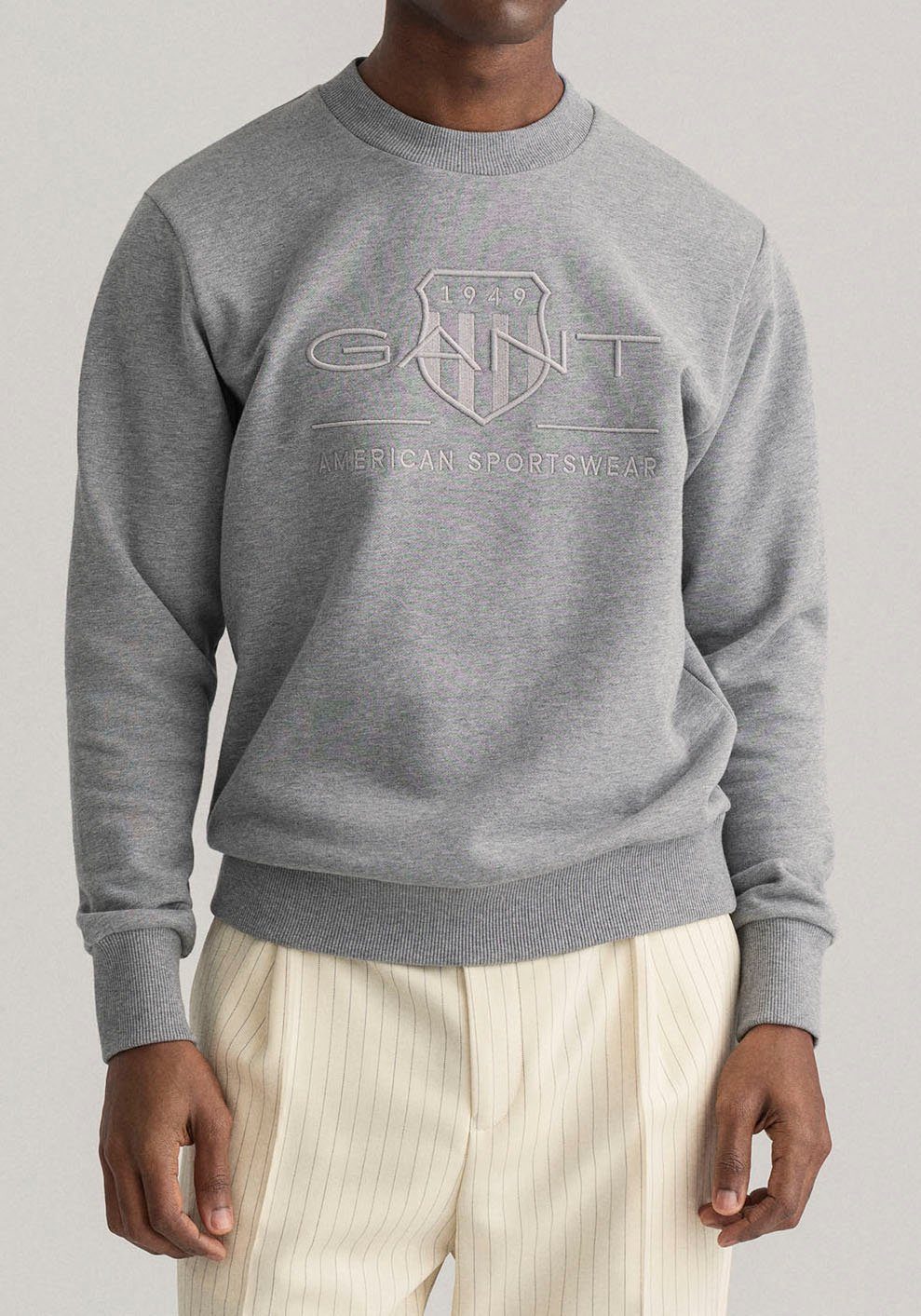Gant Sweatshirt D1. TONAL ARCHIVE SHIELD C-NECK mit Logostickerei auf der Brust grey melange