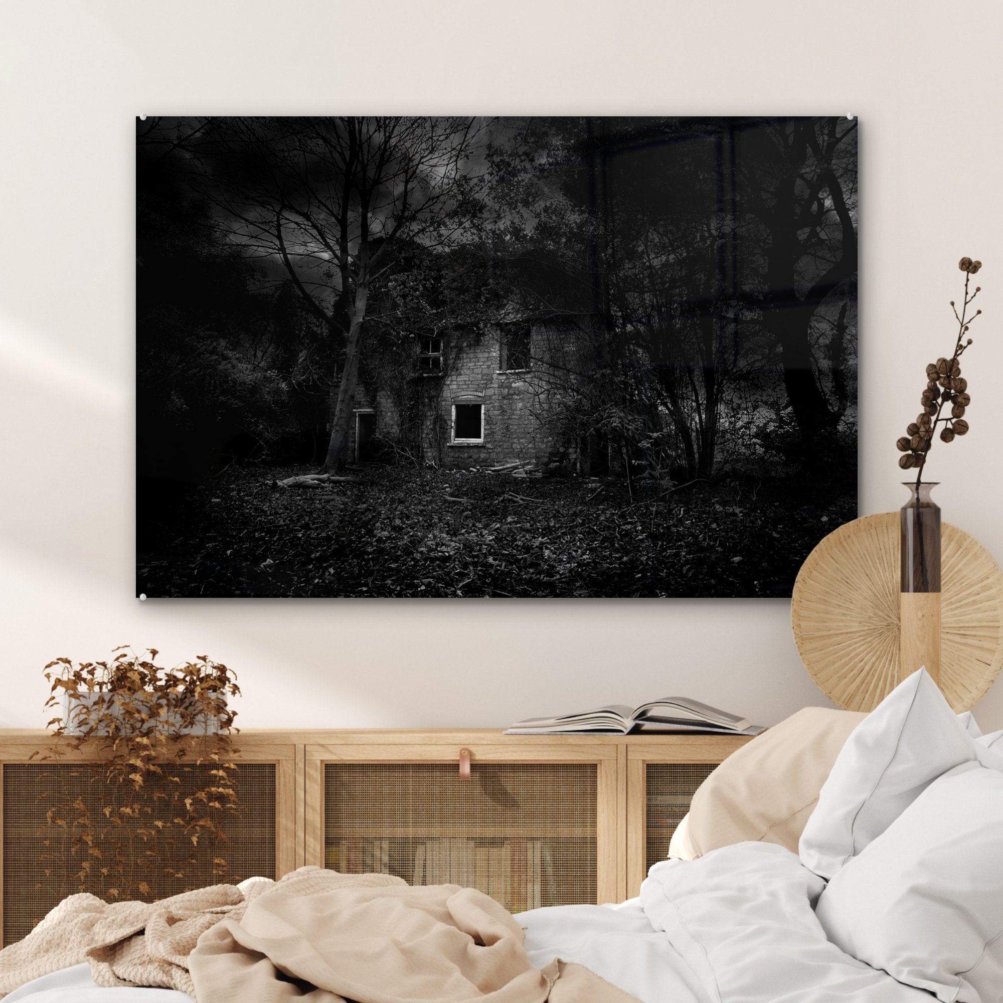 MuchoWow Acrylglasbild Verlassenes Gebäude in weiß, (1 - schwarz Acrylglasbilder und einem Wald Nacht Schlafzimmer & Wohnzimmer St), bei