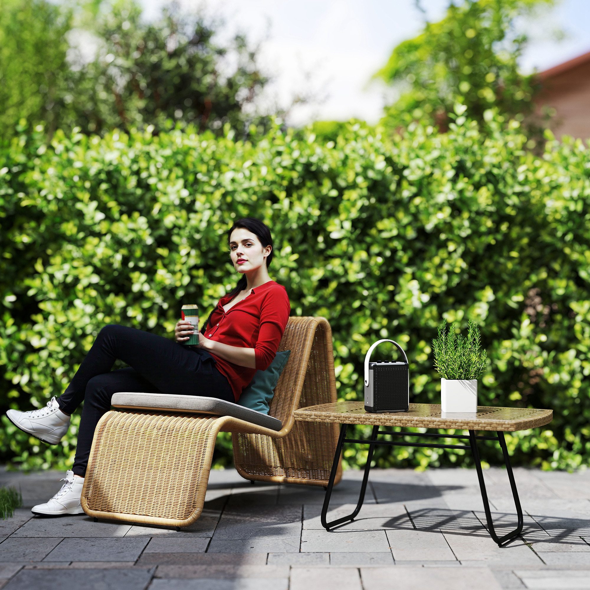 Outsunny Gartentisch Beistelltisch mit Glasplatte, UV-beständig, Balkontisch (Beistelltisch aus Polyrattan, 1-St., rechteckiger Terrassentisch), 90 x 50 x 45 cm, für Garten, Terrasse, Balkon Naturholz
