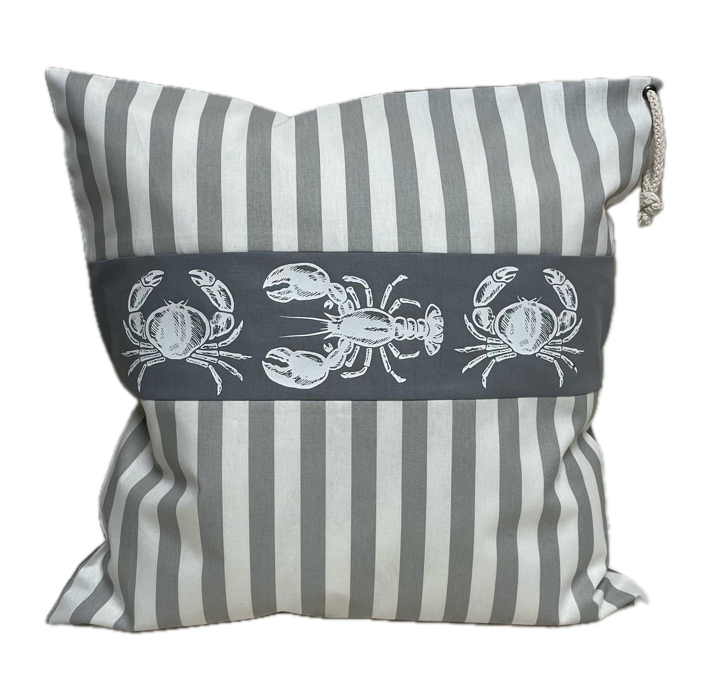Ammerkind Dekokissen Maritime Kissenhülle, Kissenbezug " Krebse " grau/weiß, Kissenbezug mit Knopfleiste, 100% Handarbeit