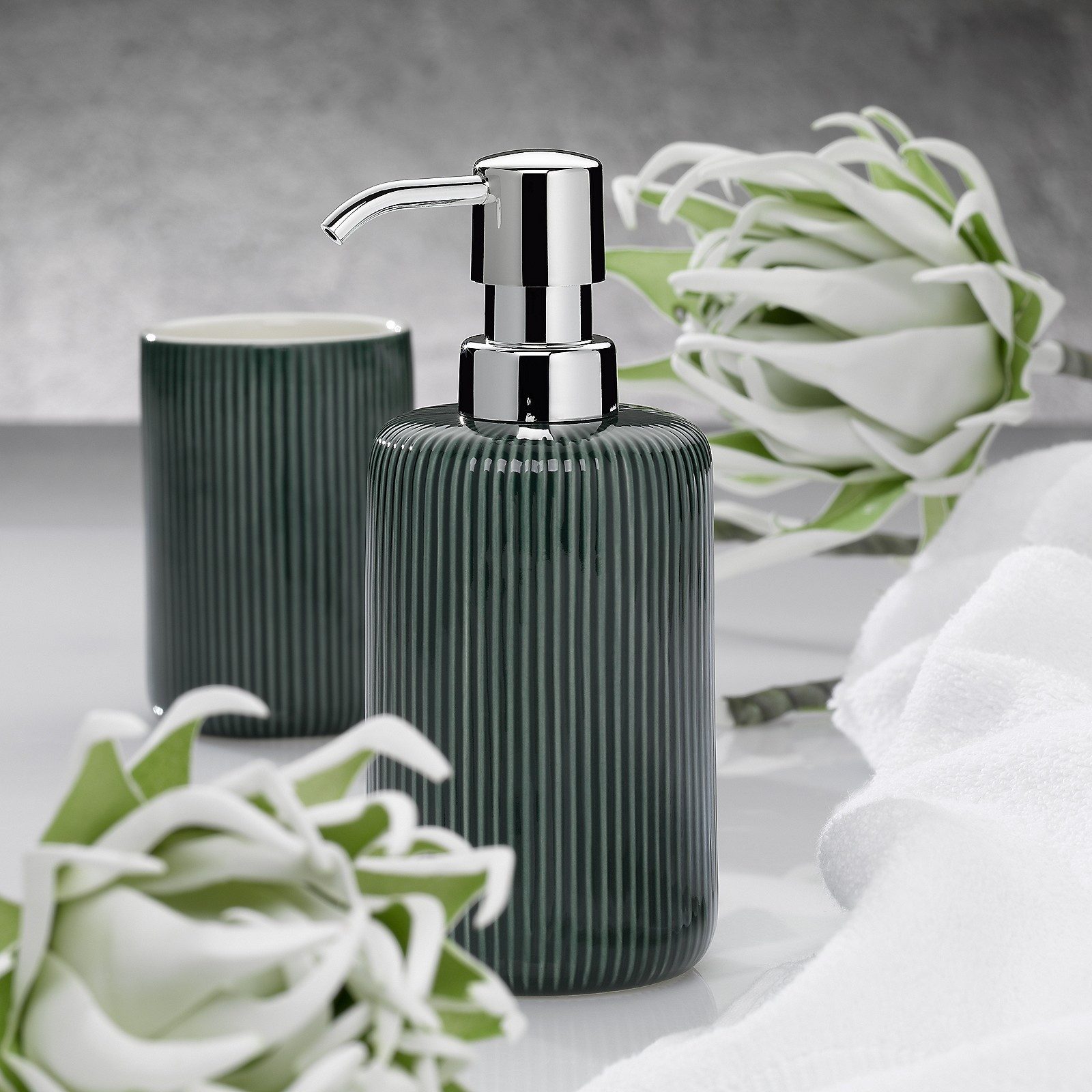 kela Seifenspender Ava, glänzende Keramik, 350 ml, austauschbarer Pumpkopf günstig online kaufen