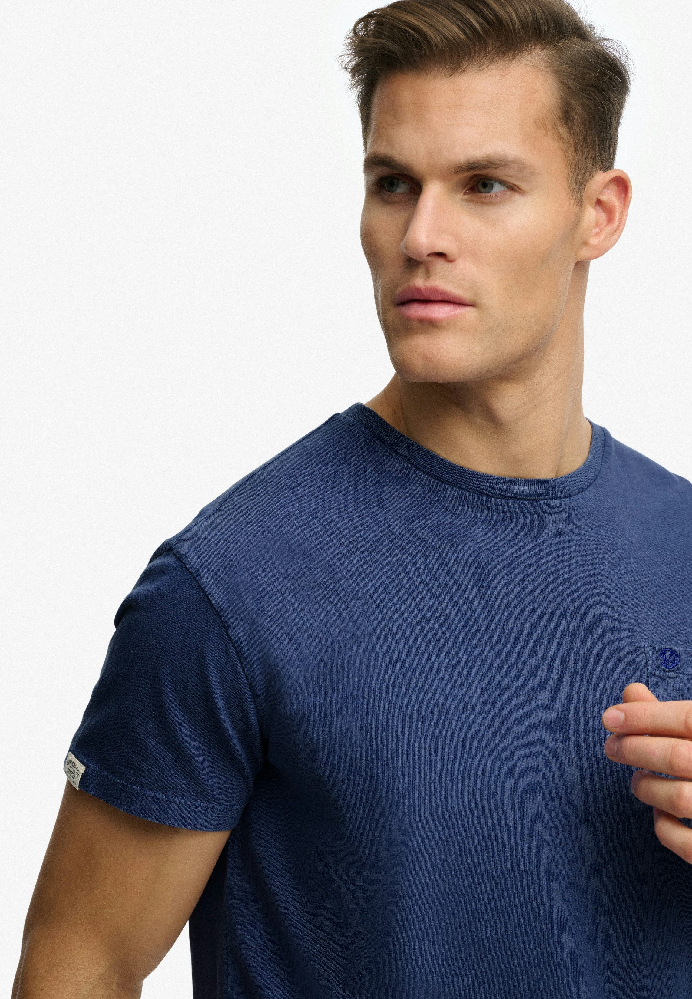 Superdry Rundhalsshirt COTTON CLASSIC LINEN PKT TEE Baumwollmischung, relaxed fit aus luftig leichtem Baumwoll-Leinen-Mix