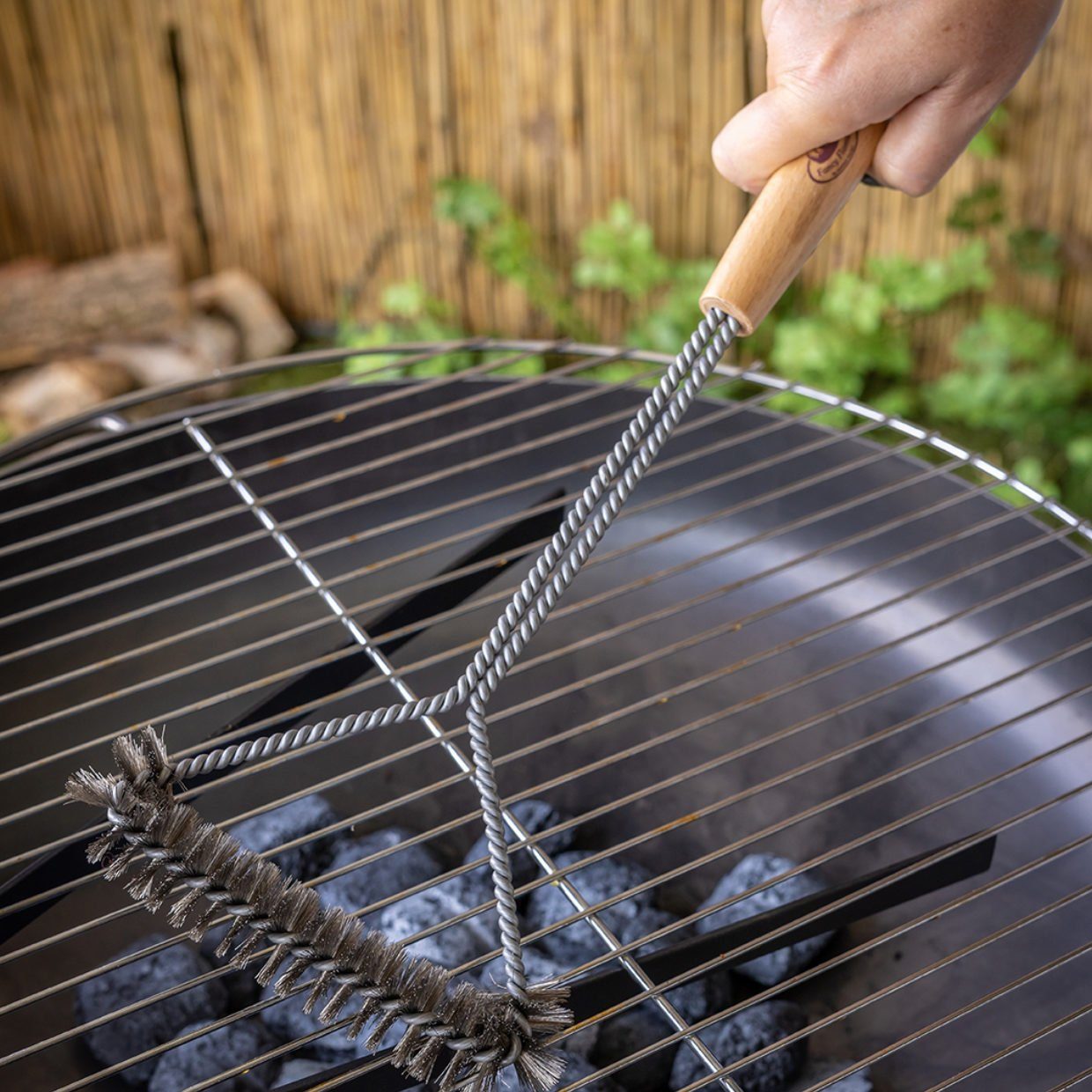 esschert design Grillguthalter Grill Bürste Reinigungsbürste Buchenholz Edelstahl Rost mit Griff, (1 x Grillbürste)