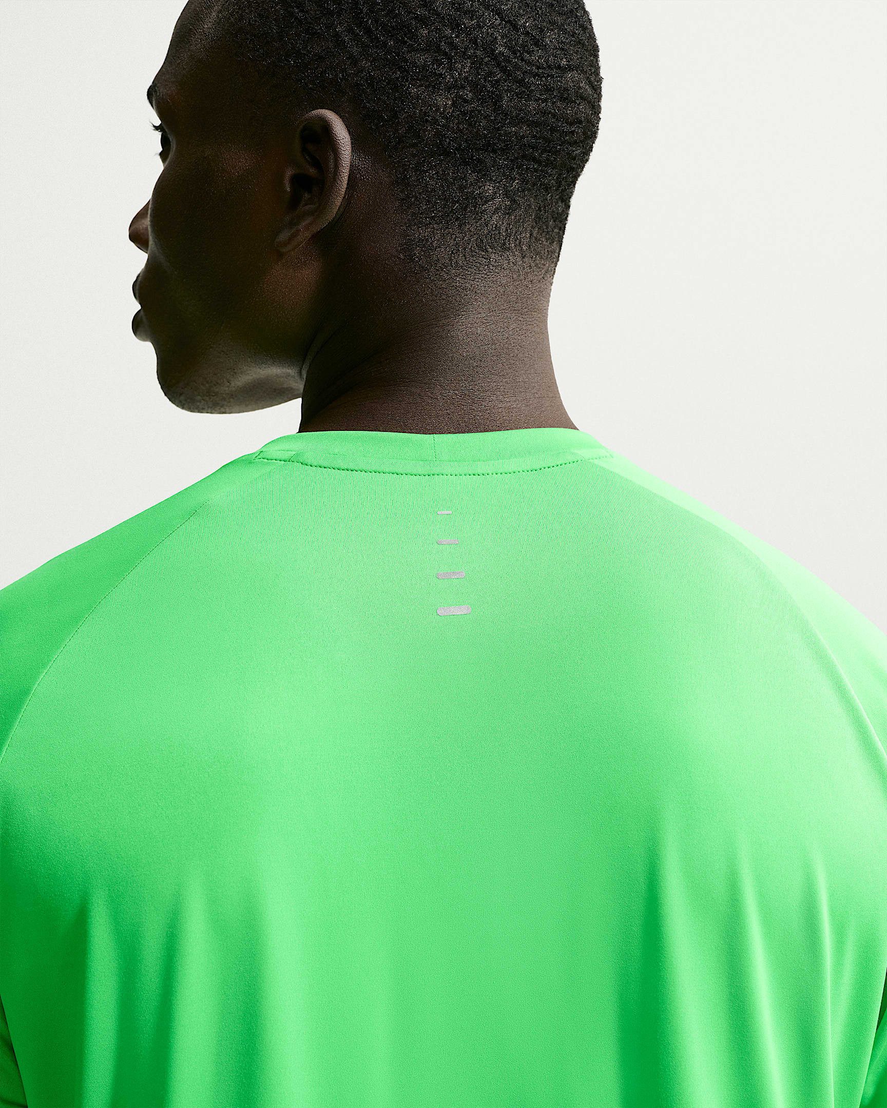 Nike Laufshirt M NK DFADV STRIDE SS TOP Kurzarm-Design, mit Rundhalsausschnitt, normale Länge, atmungsaktiv – Bild 3 von 5