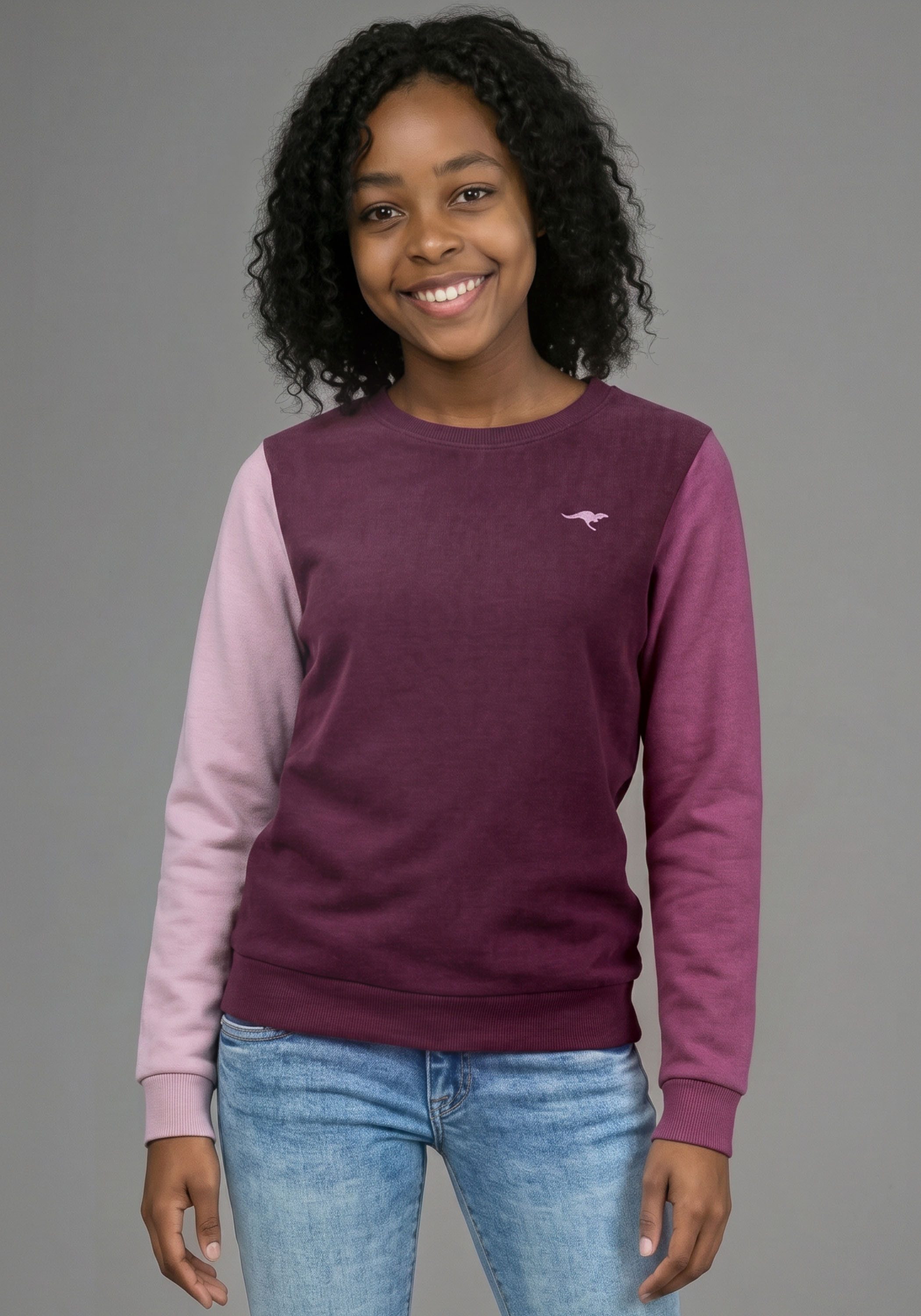 KangaROOS Sweatshirt Sweatshirt mit kontrastfarbigen Ärmeln und KangaROOS Stickerei für Mädchen, mit Colorblocking, aus Sweatware, in Basic-Passform
