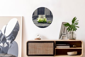 MuchoWow Wandsticker Weckglas mit Gurke auf einem hölzernen Hintergrund (1 St), Tapetenkreis für Kinderzimmer, Tapetenaufkleber, Rund, Wohnzimmer