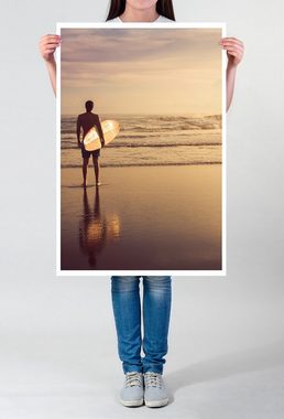Sinus Art Poster Surfer mit Brett am Strand 60x90cm Poster