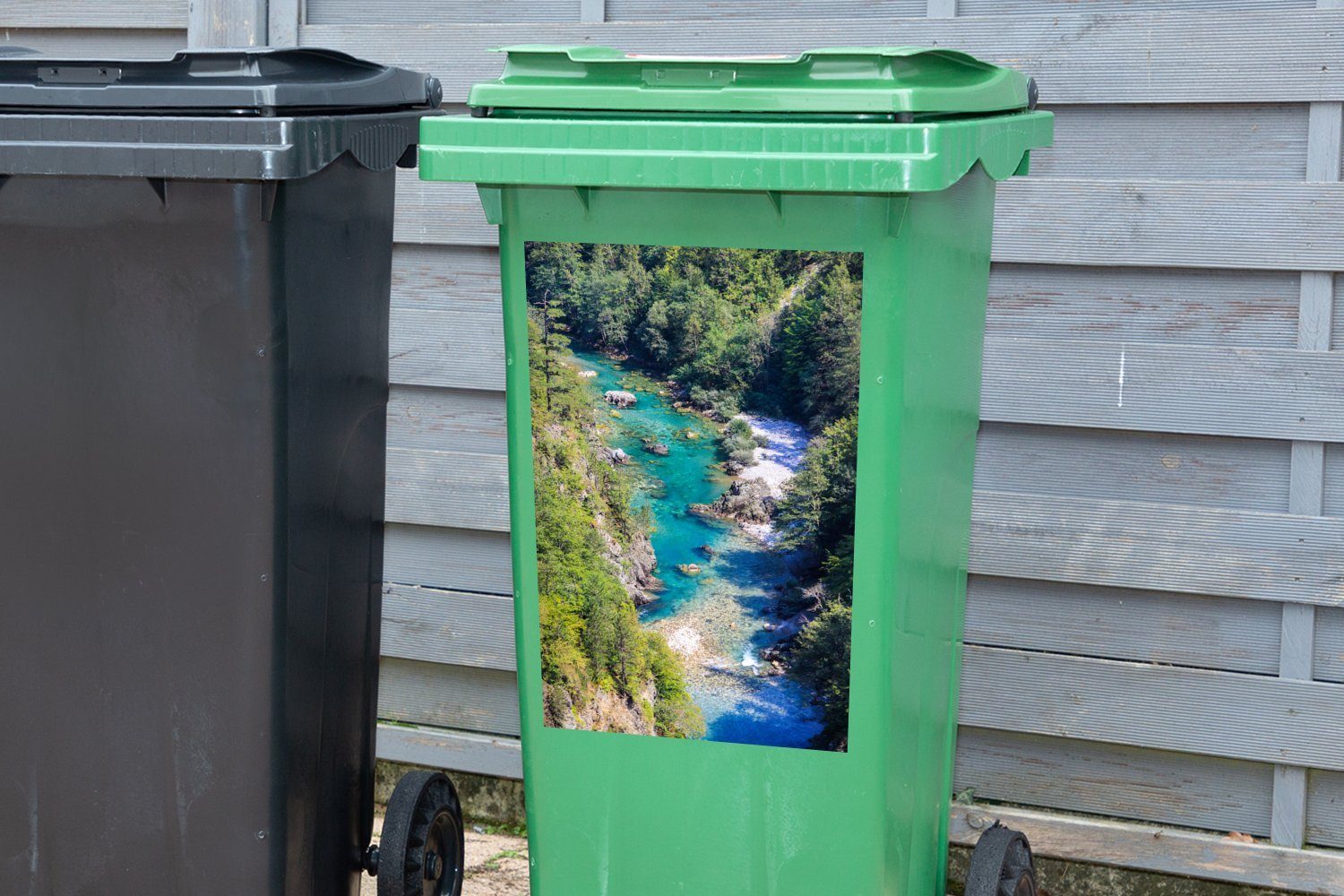 im Container, Tara Montenegro in Durmitor-Nationalpark Wandsticker St), (1 Der Sticker, MuchoWow Fluss Abfalbehälter türkisfarbene Mülltonne, Mülleimer-aufkleber,