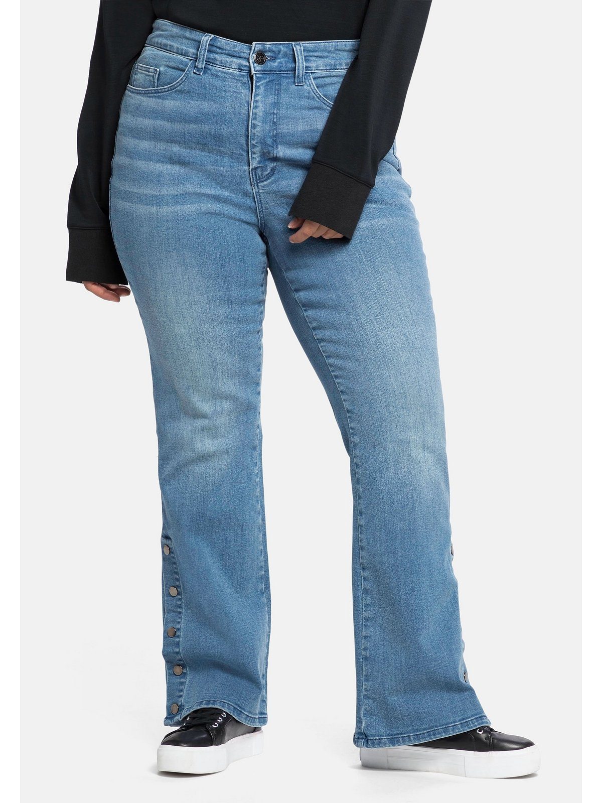 Große Sheego mit am Zierknopfleiste Bootcut-Jeans Saum Größen