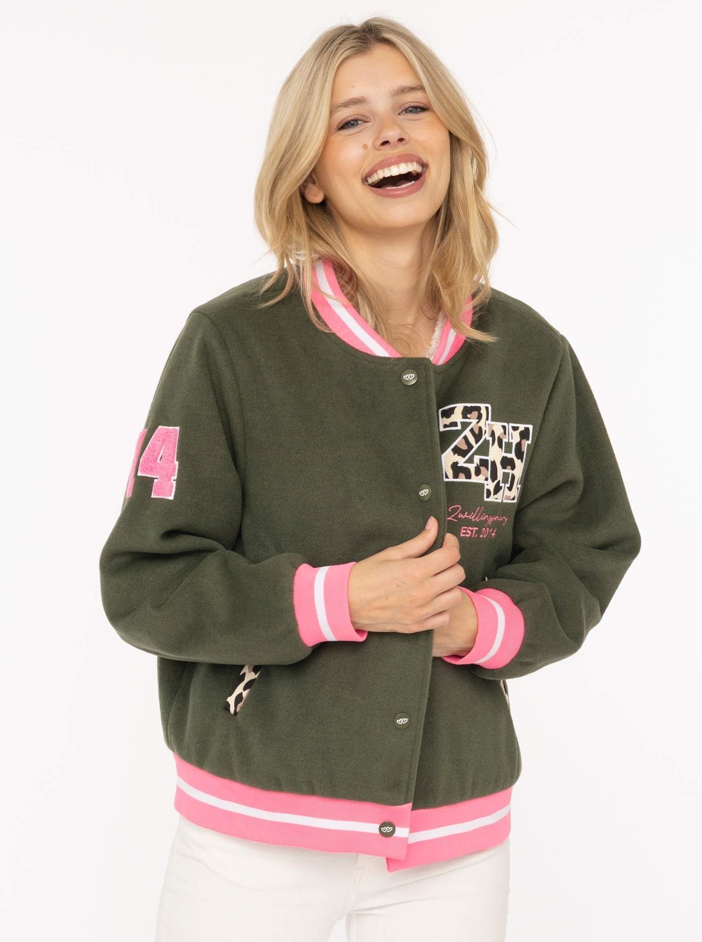 Zwillingsherz Bomberjacke „College Leo“ gestreifte Bündchen, Leodetails und Futter, Druckknopfleiste