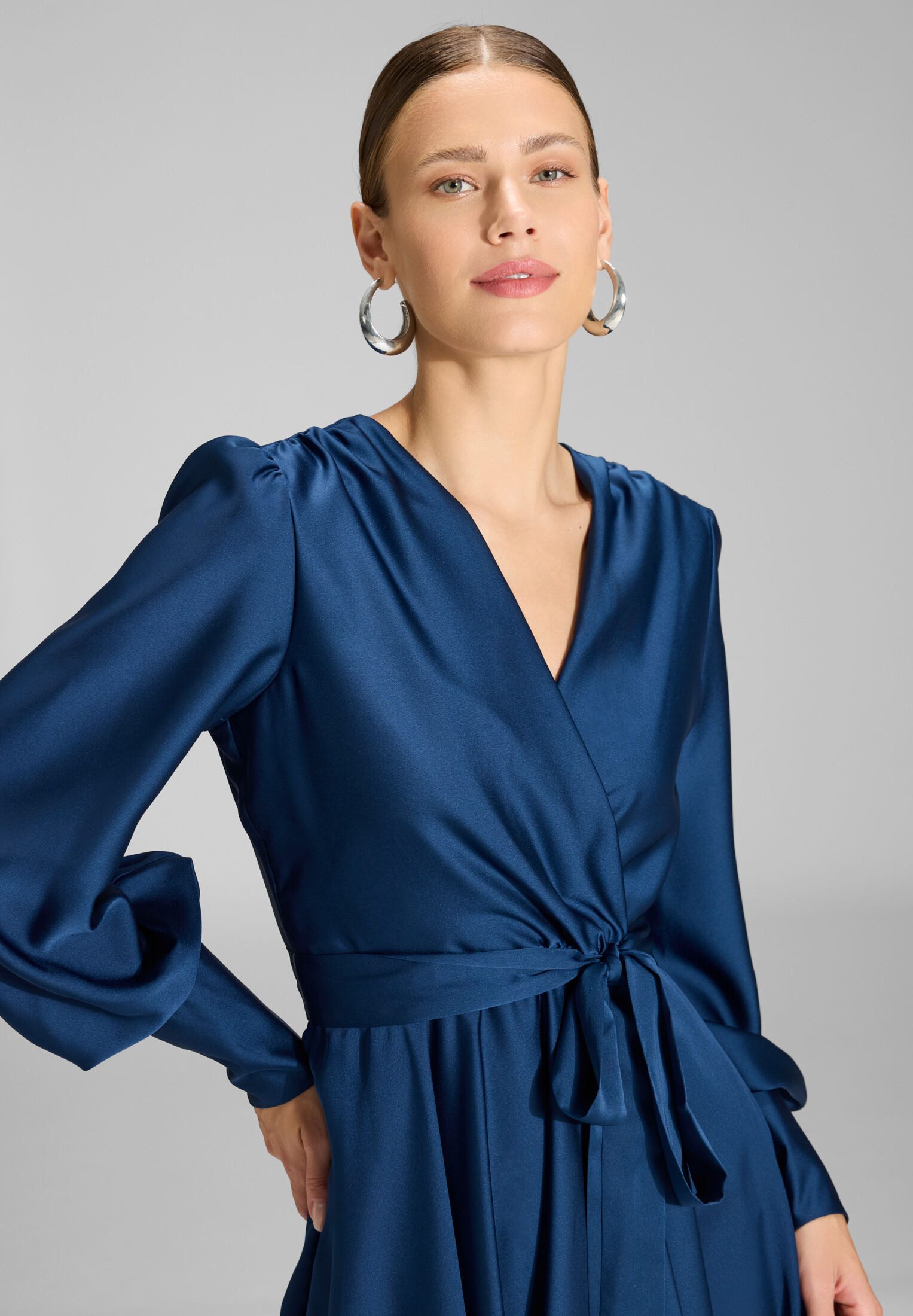 SWING Cocktailkleid - Cocktailkleid aus Satinchiffon Taillierter Schnitt mit ausgestelltem Rockteil