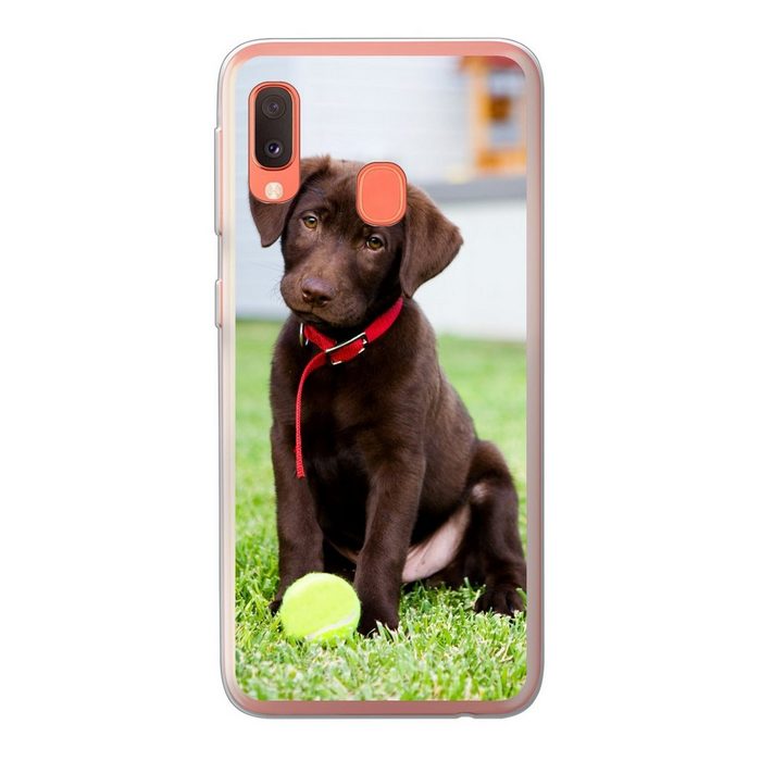 MuchoWow Handyhülle Labrador Retriever Welpe mit einem Tennisball Handyhülle Samsung Galaxy A20e Smartphone-Bumper Print Handy