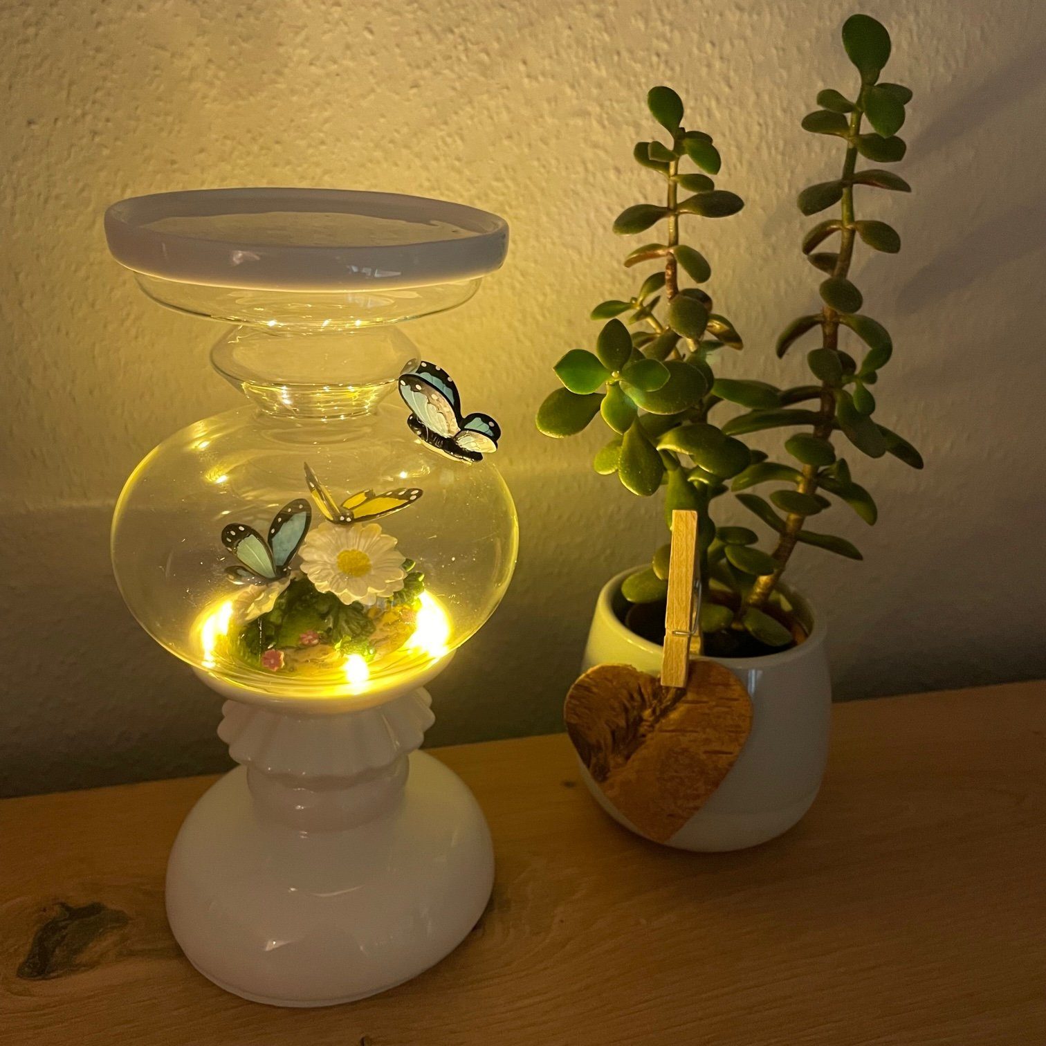 Online-Fuchs Kerzenständer aus Porzellan und Glas mit Schmetterlingen in 3D-Optik, Kerzenhalter (im Inneren mit Blumen und Schmetterlingen verziert, beleuchtet, inkl. 6 Stunden-Timer, Maße: 18 x 10 cm), für Stumpenkerzen bis zu 10 cm Durchmesser geeignet