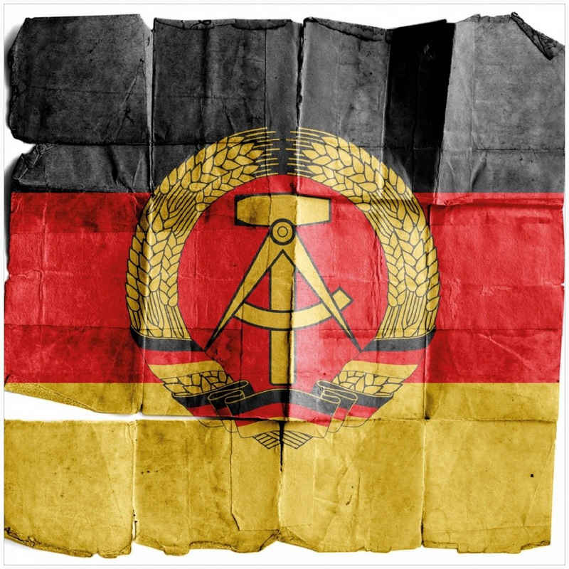 Wallario Memoboard DDR Flagge auf altem Papier - schwarz rot gold
