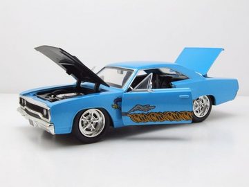 JADA Modellauto Plymouth Road Runner 1970 hellblau Looney Tunes mit Wile E. Coyote, Maßstab 1:24