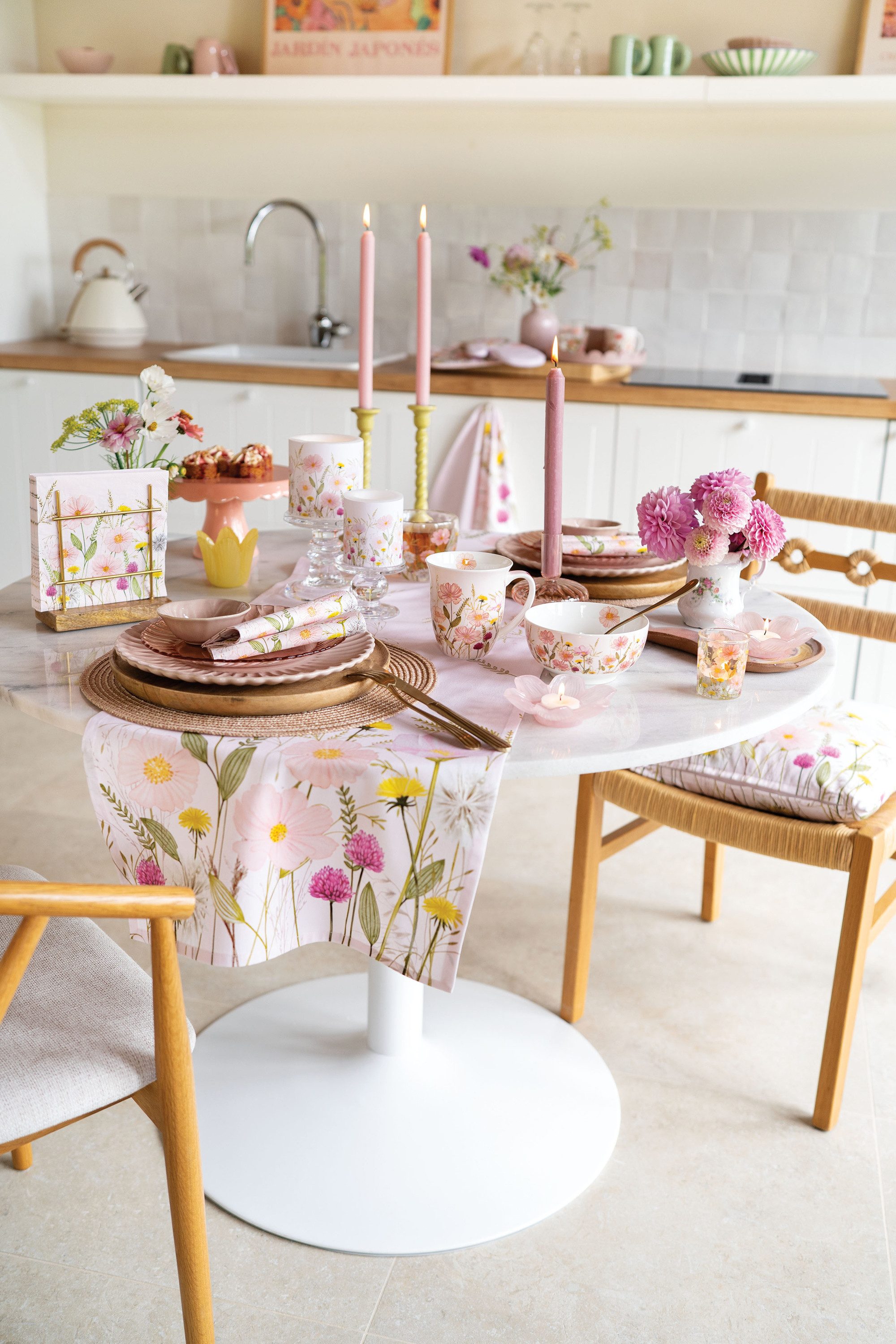 Ambiente® Tischläufer Pastel flowers (1-tlg, 1-teilig), quadratische Tischdecke Mitteldecke ca.90x90cm Baumwolle