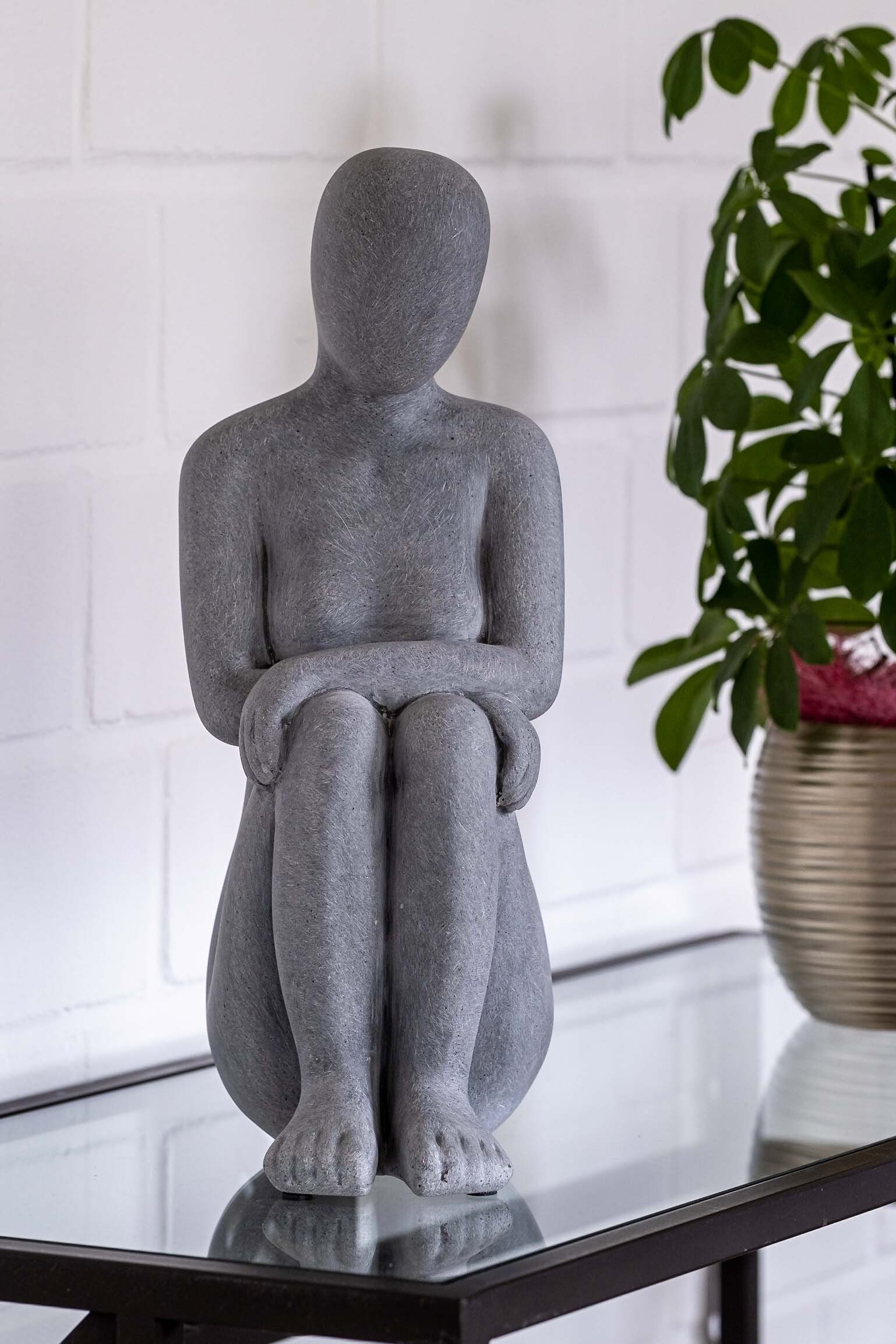 IDYL Dekofigur IDYL Moderne Skulptur Figur Sandsteinguss "Denkende Frau",  Moderne Figur "Denkende Frau" in grau. Durch die Schlichtheit ein besonders  gelungenes Dekorationsstück für den Wohnbereich oder auch Garten bzw.  Terrasse. Das Material