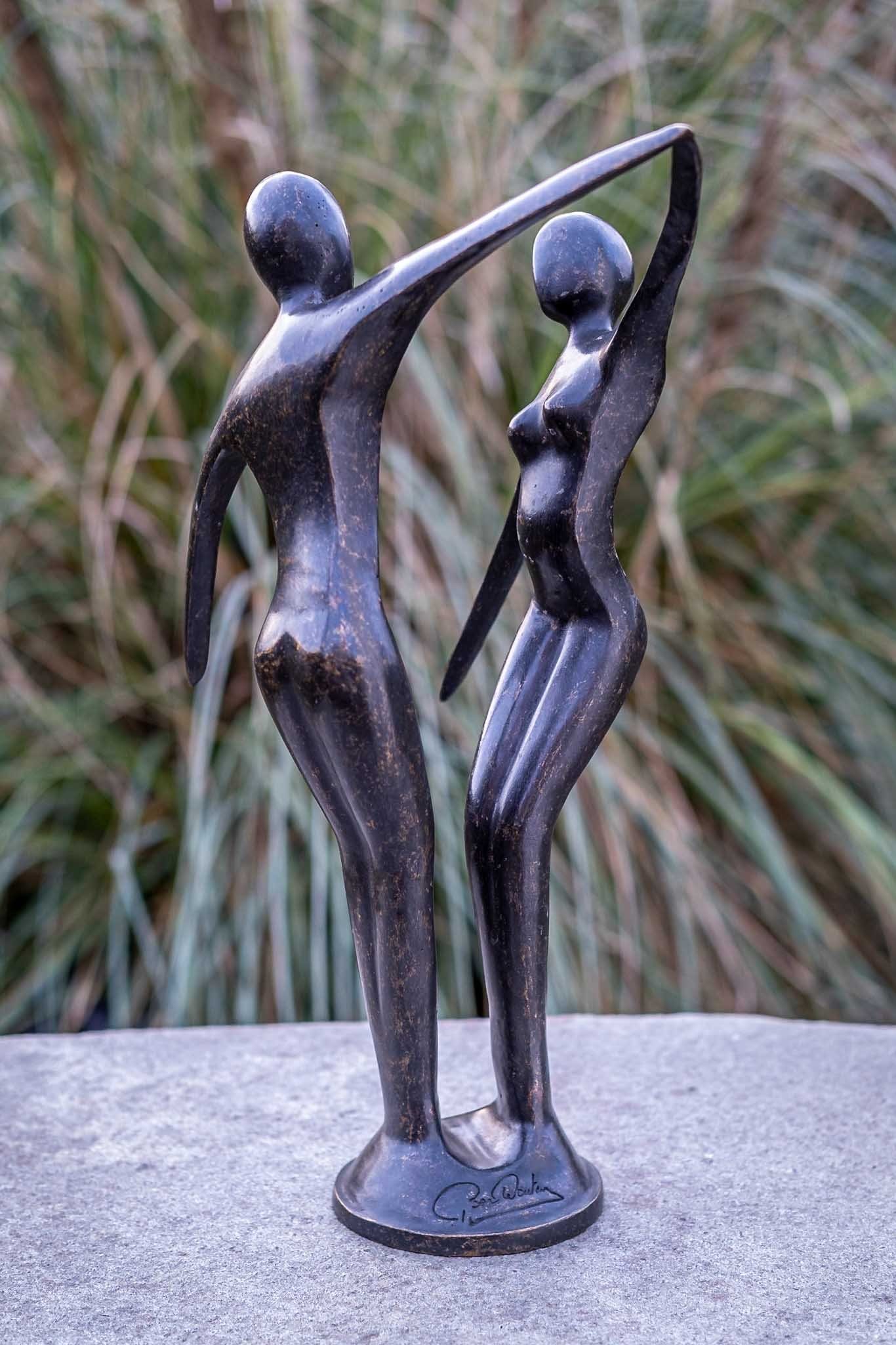 Gartenfigur und IDYL in Modelle Die Bronze-Skulptur Hand gegossen sehr Regen Langlebig Wachsausschmelzverfahren witterungsbeständig patiniert. in und IDYL Frost, UV-Strahlung. – Bronze gegen von Tanzpaar, werden – – robust Bronze Modernes