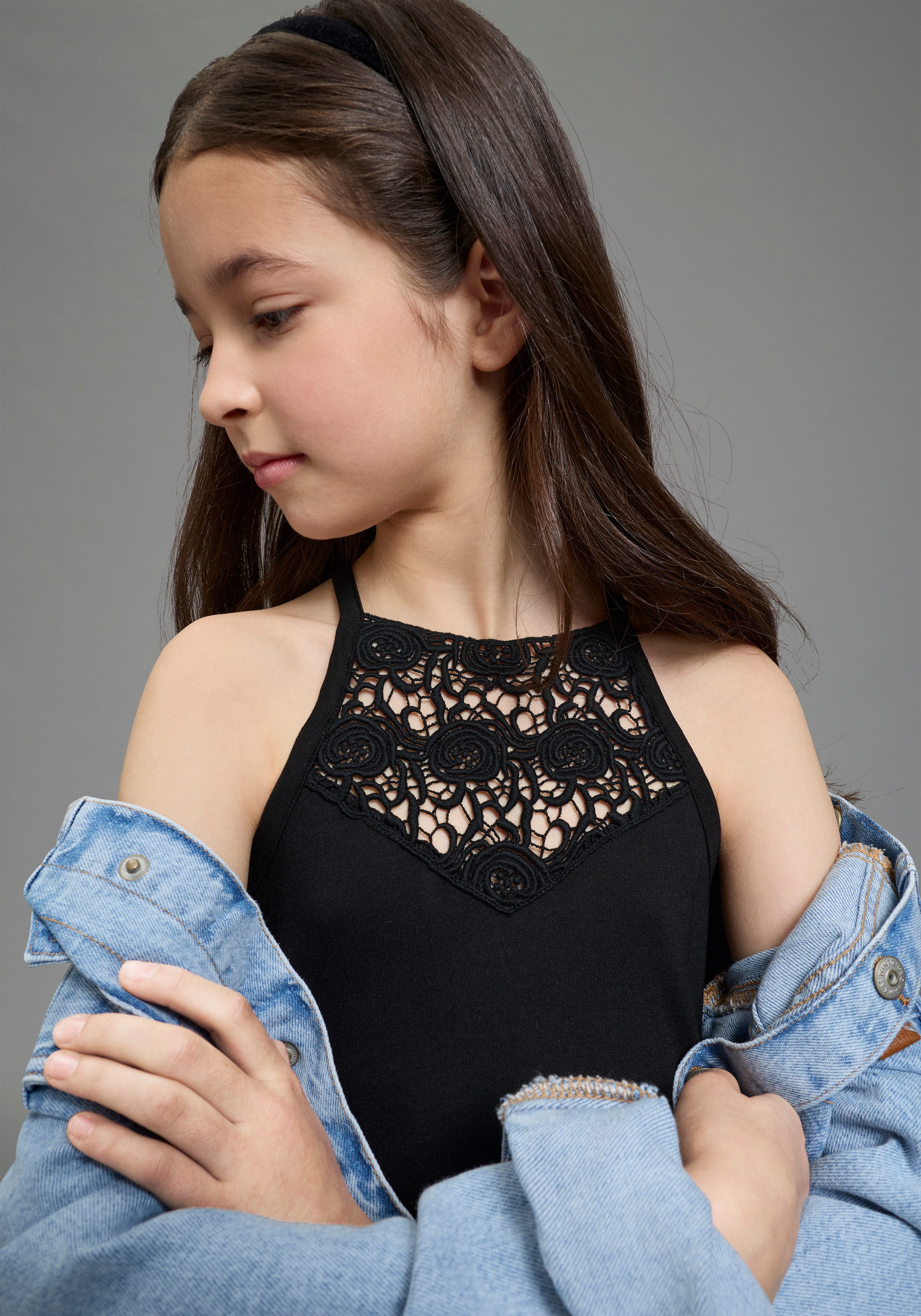Bruno Banani Jerseykleid Träger-Kleid mit Häkelspitze am Ausschnitt für Mädchen, unifarbenes Design, ausgestellte Passform