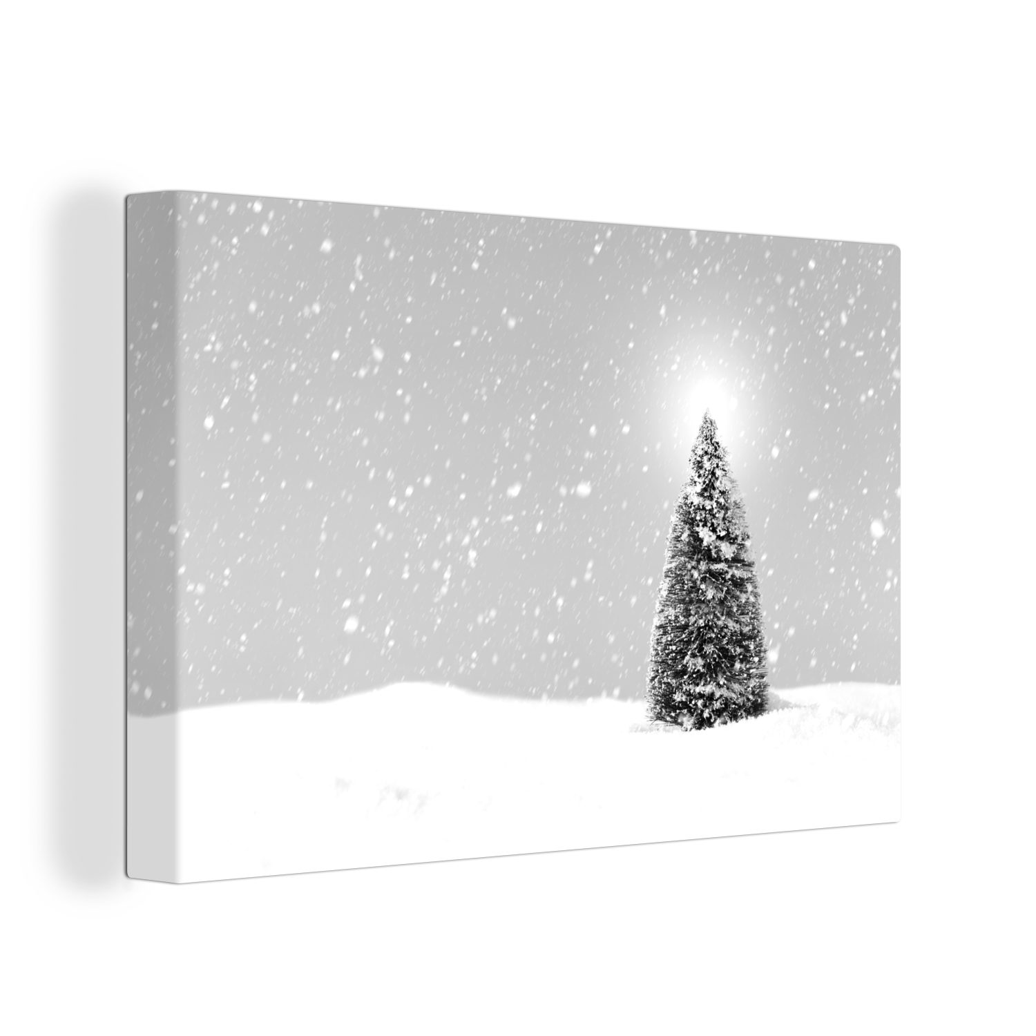 OneMillionCanvasses® Leinwandbild Ein Weihnachtsbaum in einer verschneiten Landschaft und einem blauen H, Fotodruck (1 St), Leinwand Bilder Klein, Wand Dekoration Aesthetic 30x20 cm