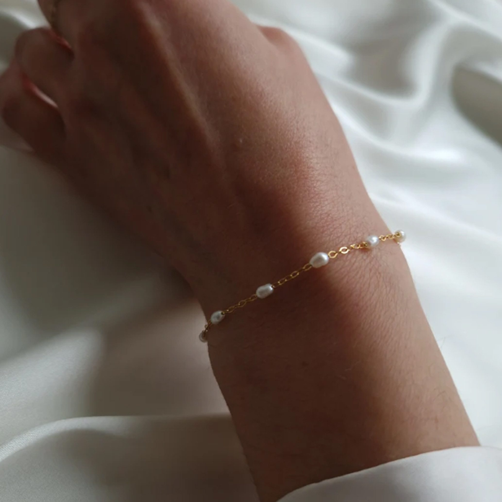 GOLDEN Perlenarmband 14K Gold gefüllt mit Süßwasserperlen Armband, zierliches Goldarmband – Bild 4 von 5