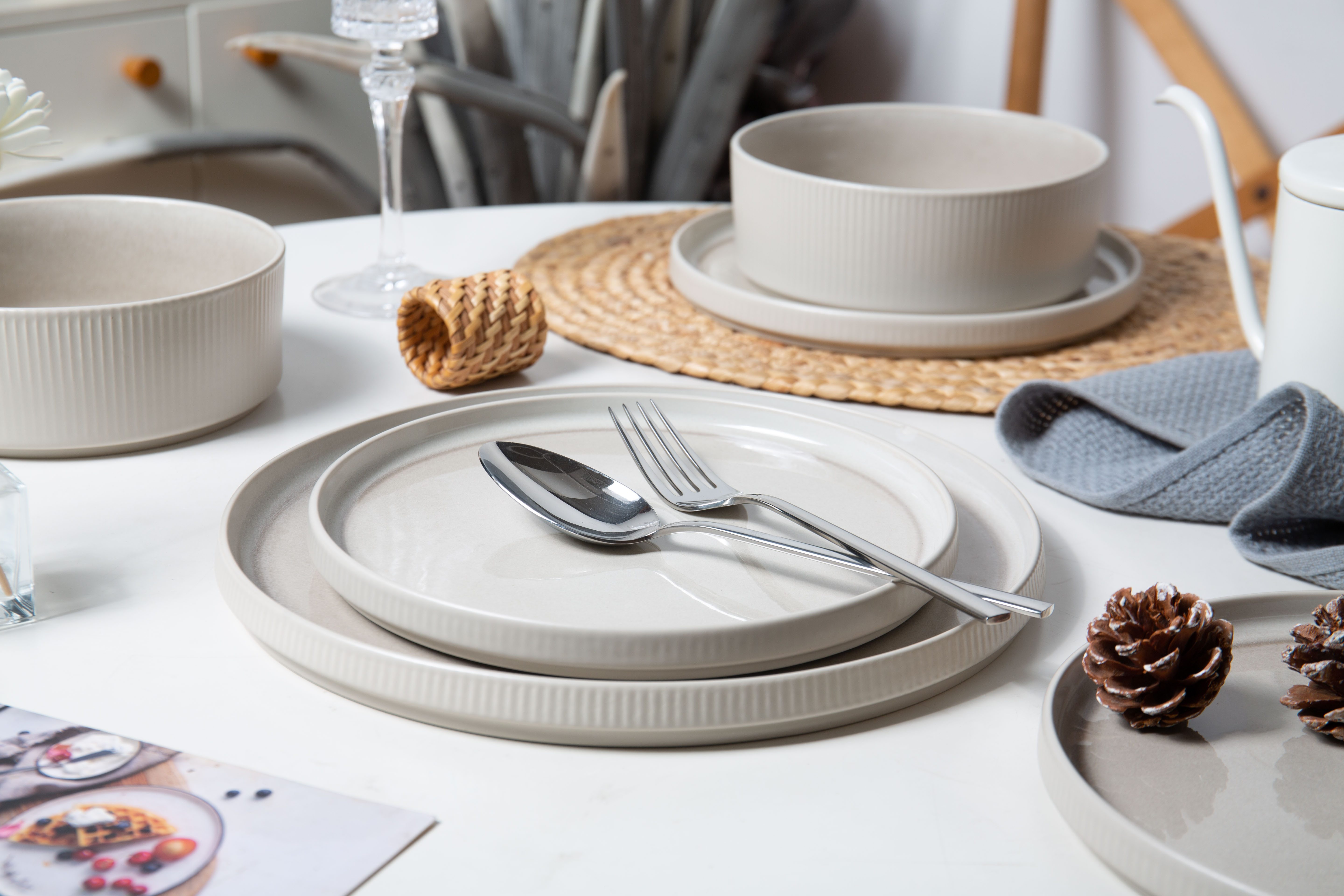 OTTO home Geschirr-Set Ylvii, außen matt, innen reaktiv glasiert (18-tlg), 6 Personen, Steinzeug, spülmaschinenfest und mikrowellengeeignet