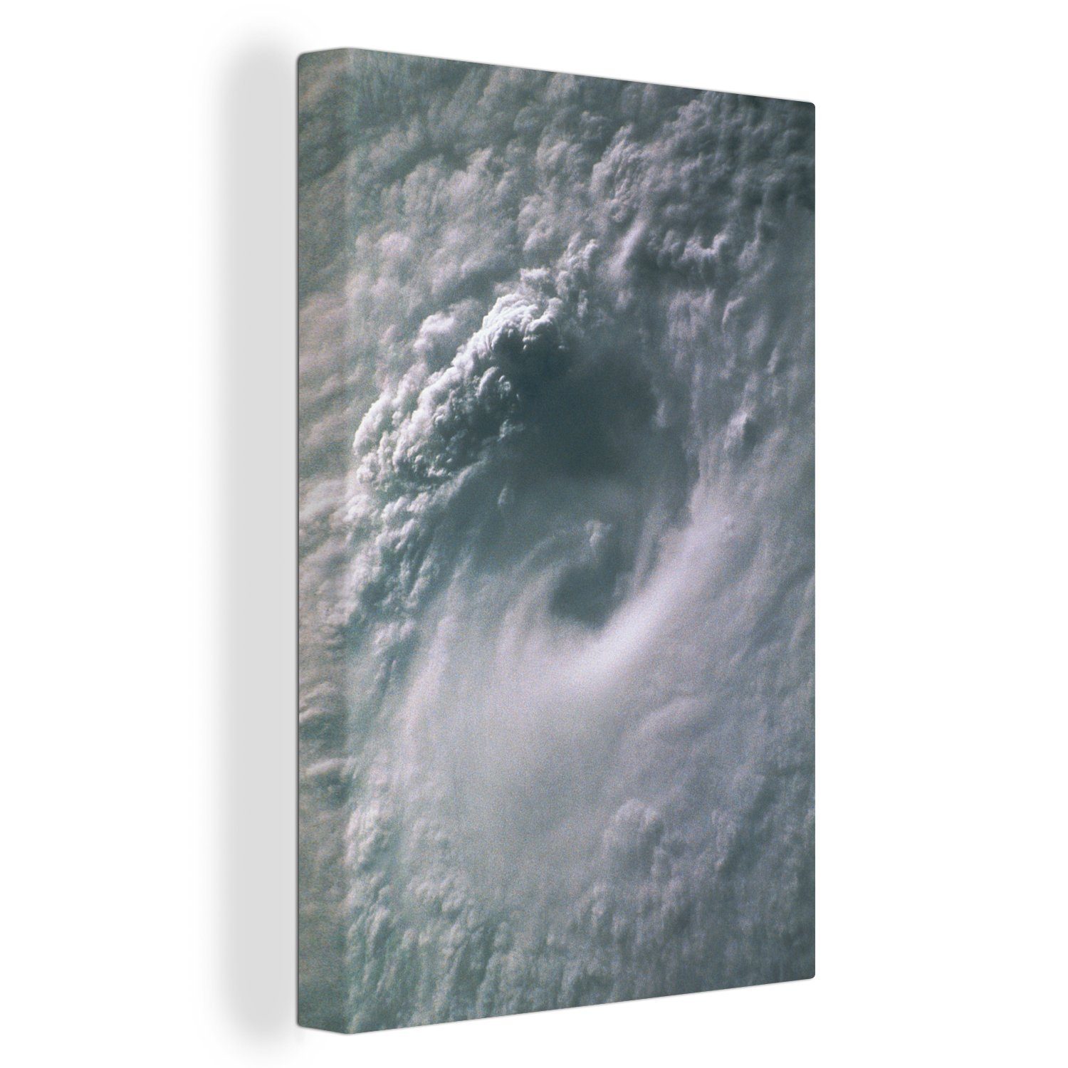OneMillionCanvasses® Leinwandbild Satellitenbild von Wirbelsturmwolken auf der Erde, (1 St), Leinwandbild fertig bespannt inkl. Zackenaufhänger, Gemälde, 20x30 cm